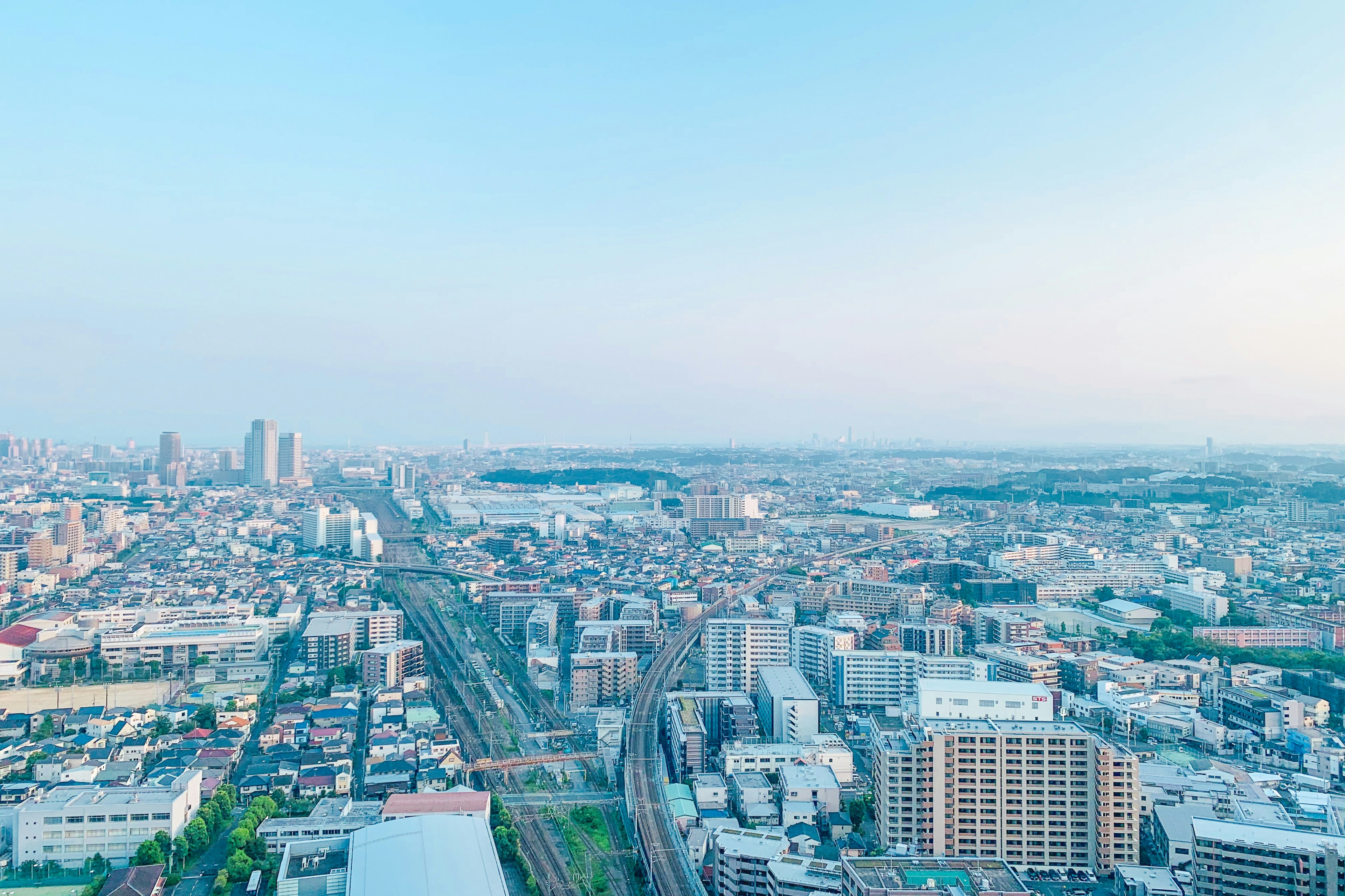 Pemandangan kota yang luas dengan langit biru