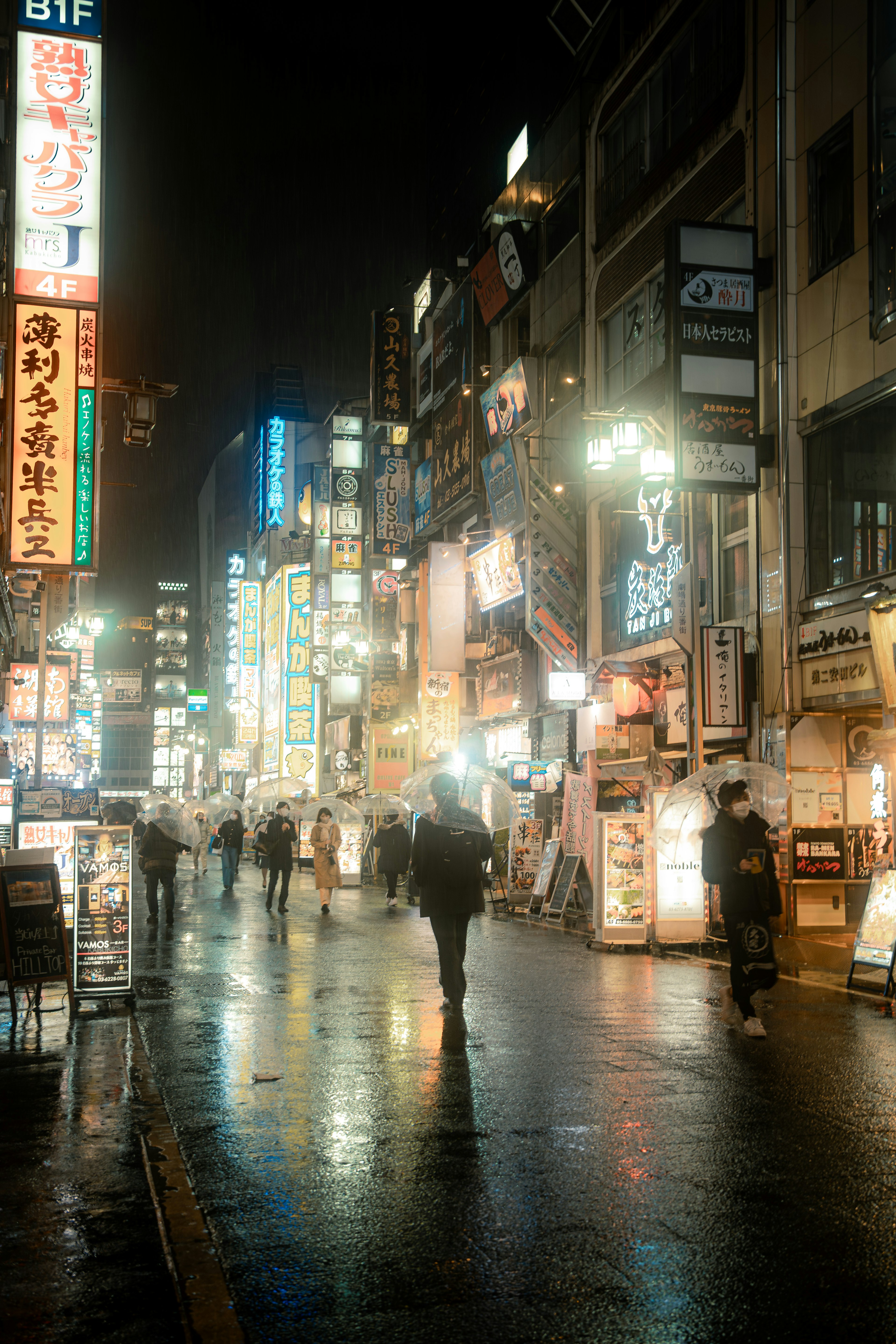 夜の街並みに光るネオンと人々のシルエット