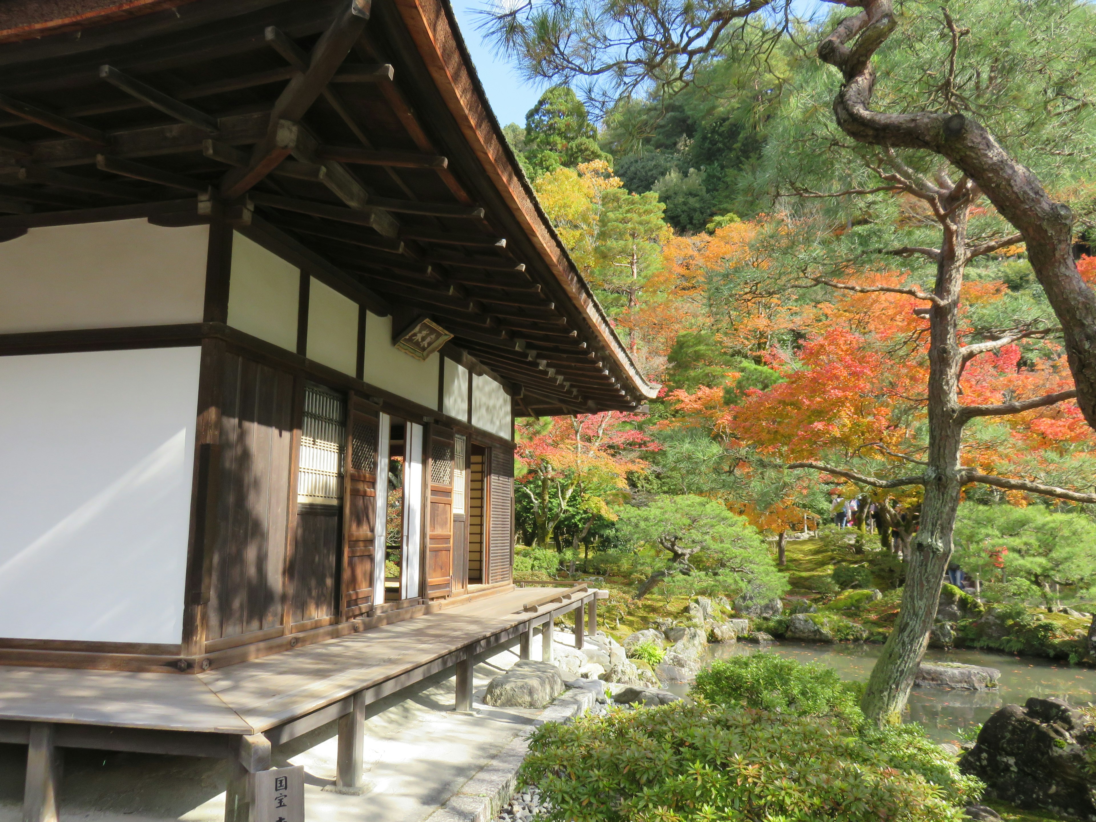 Traditionelles japanisches Gebäude mit lebhaftem Herbstlaub