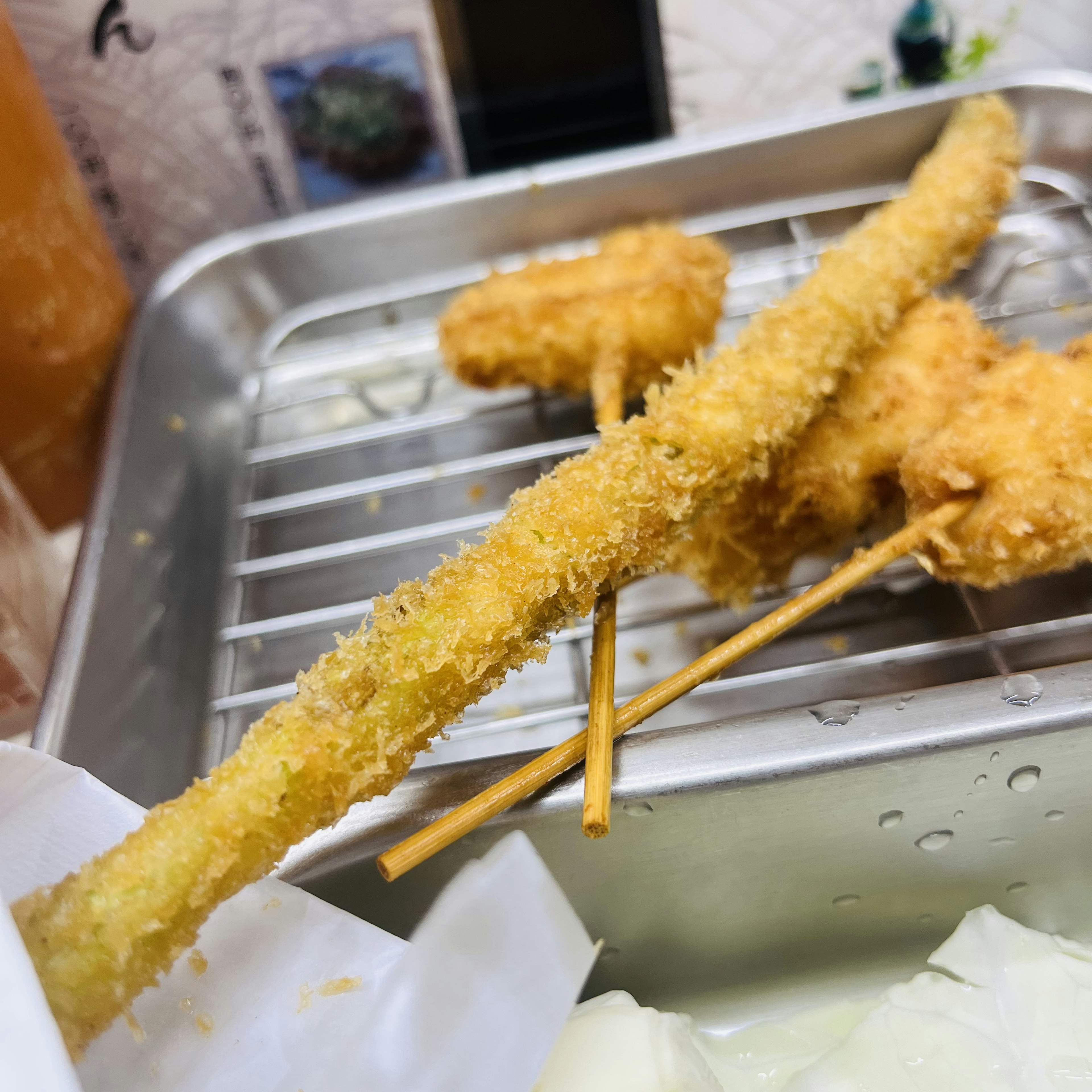 Tusuk sate kushi katsu goreng di atas nampan logam