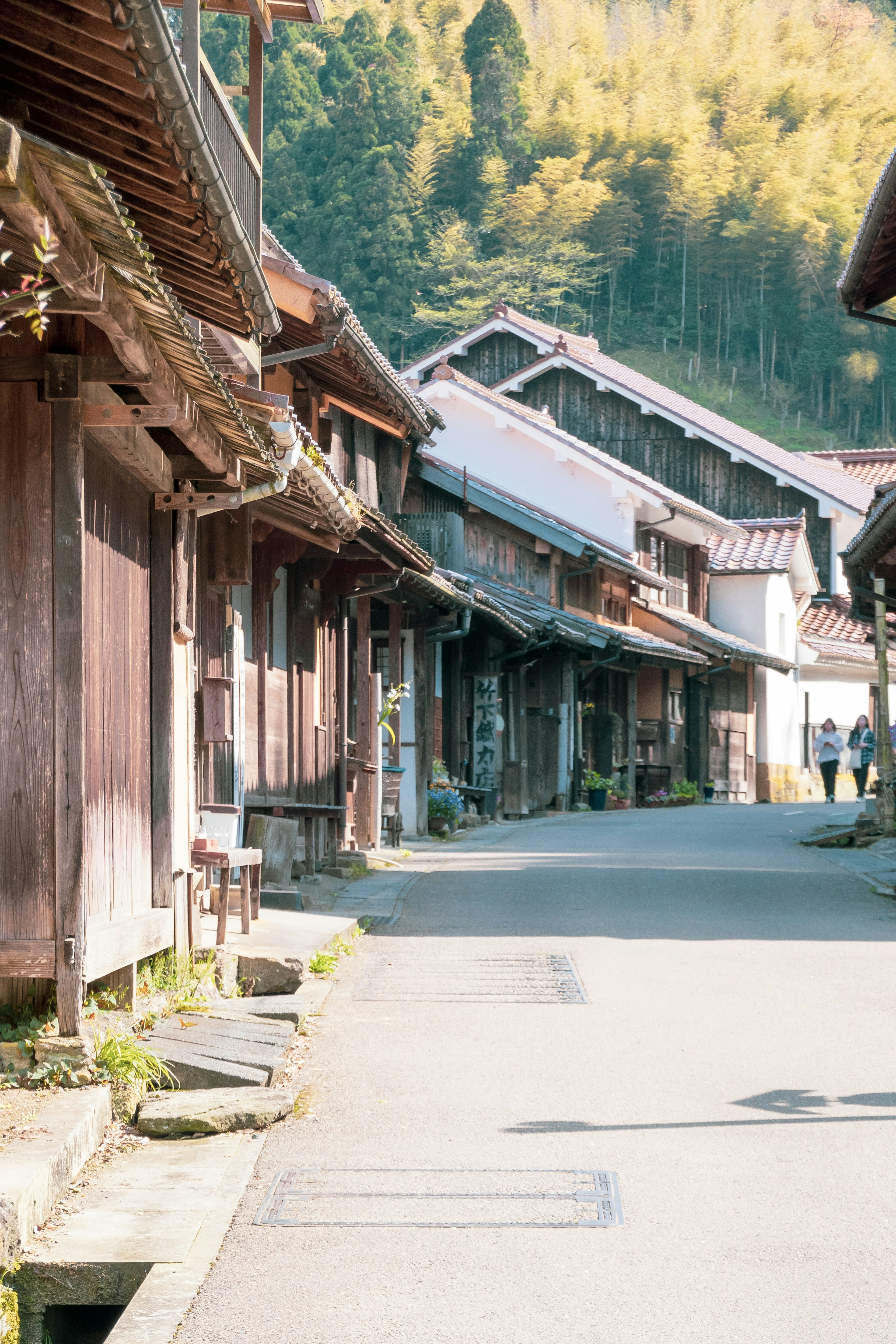 古い町並みの静かな通りと伝統的な建物