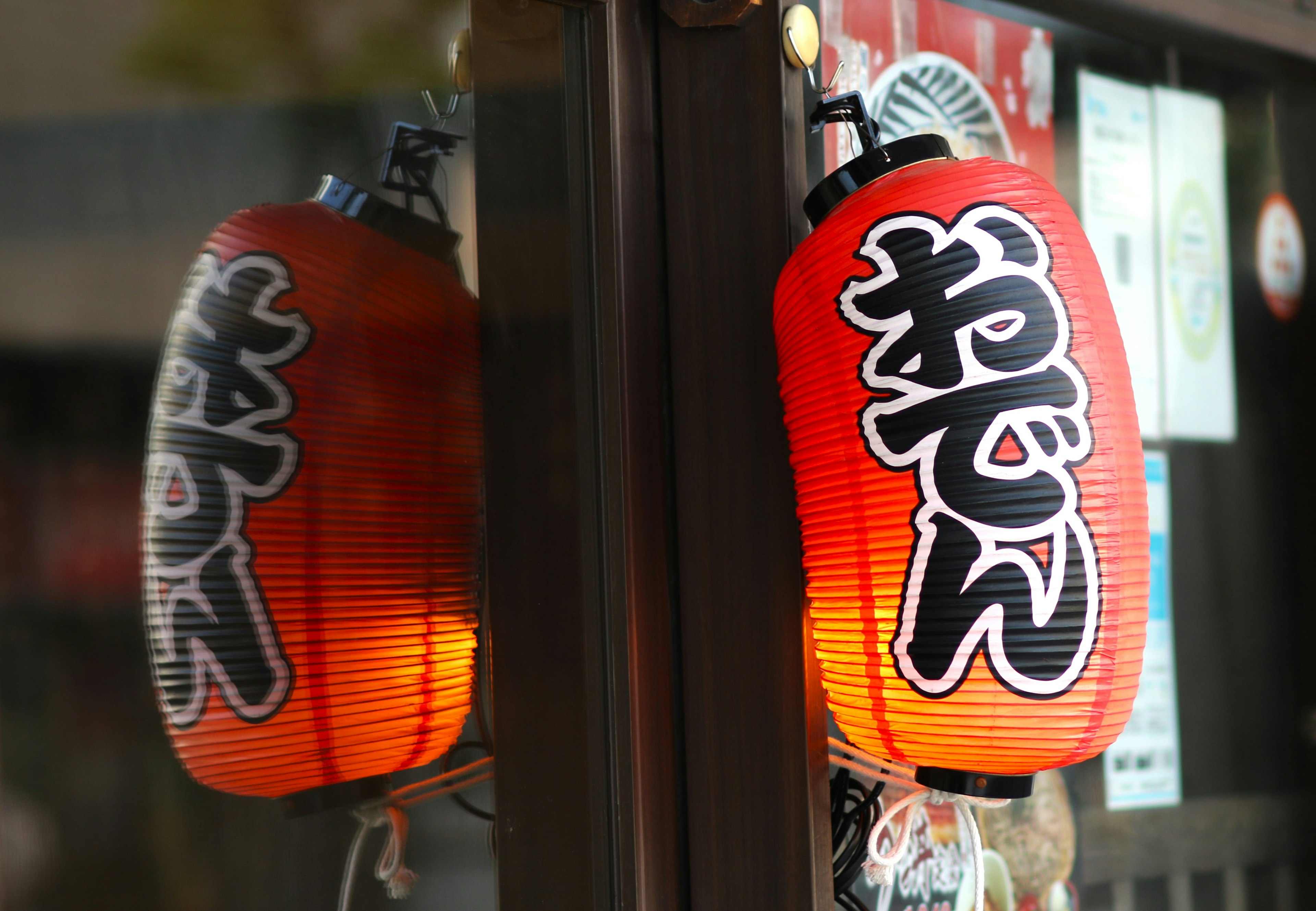 红色灯笼上用黑色字体写着'oden'