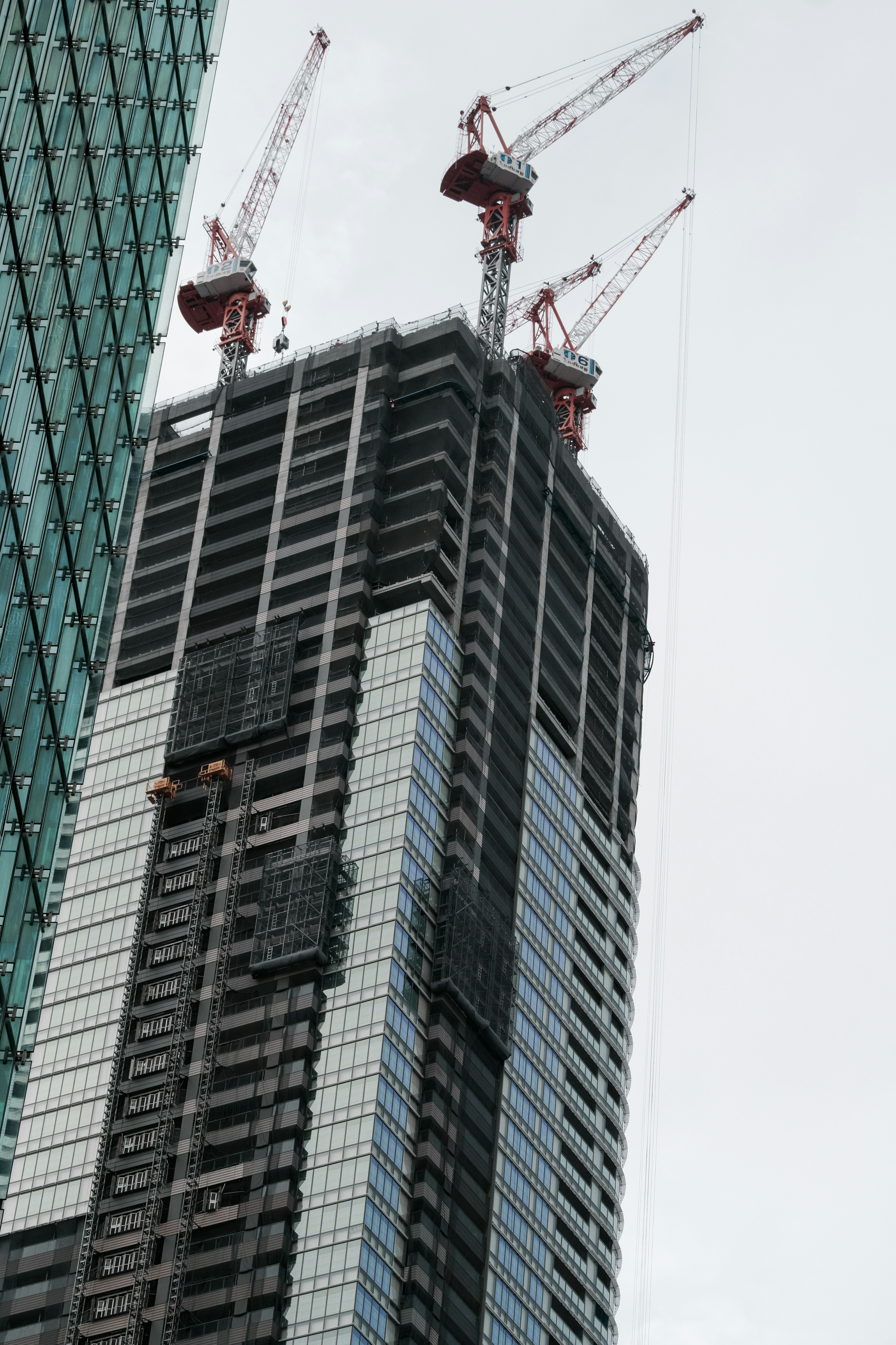 Chantier de construction d'un gratte-ciel avec des grues en activité