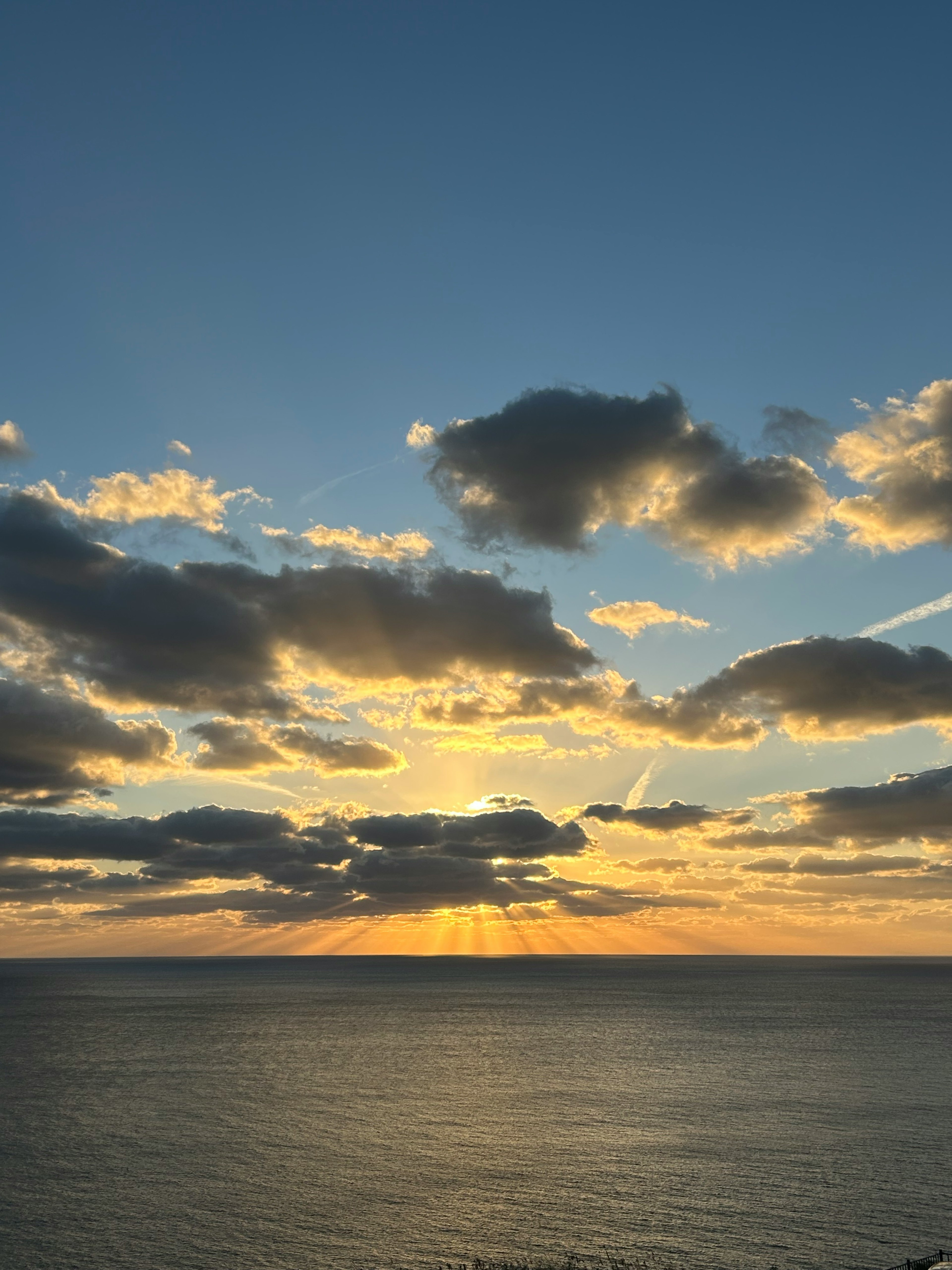 Beau coucher de soleil sur l'océan avec des nuages