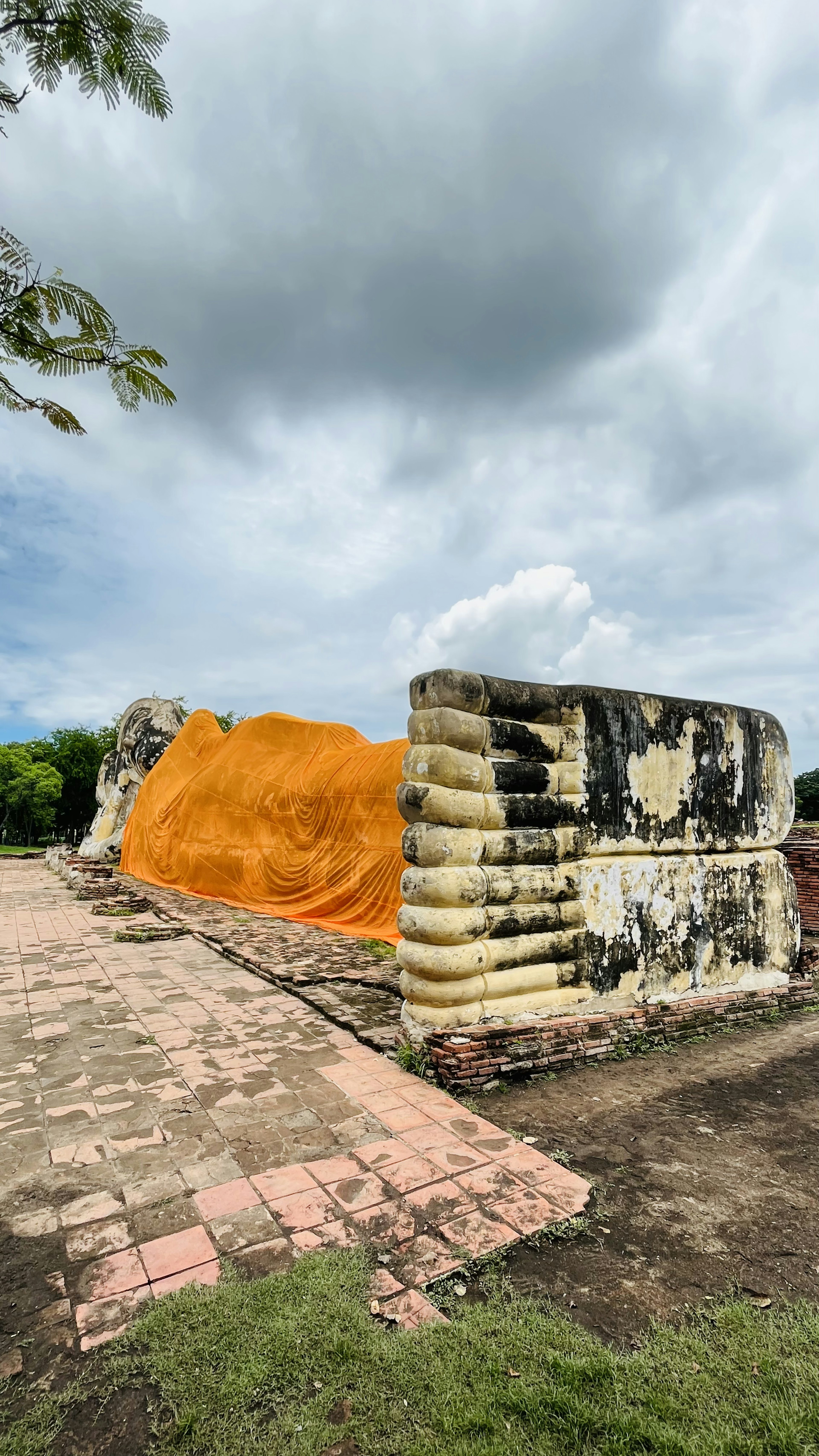 覆蓋著橙色布料的古代佛像遺跡