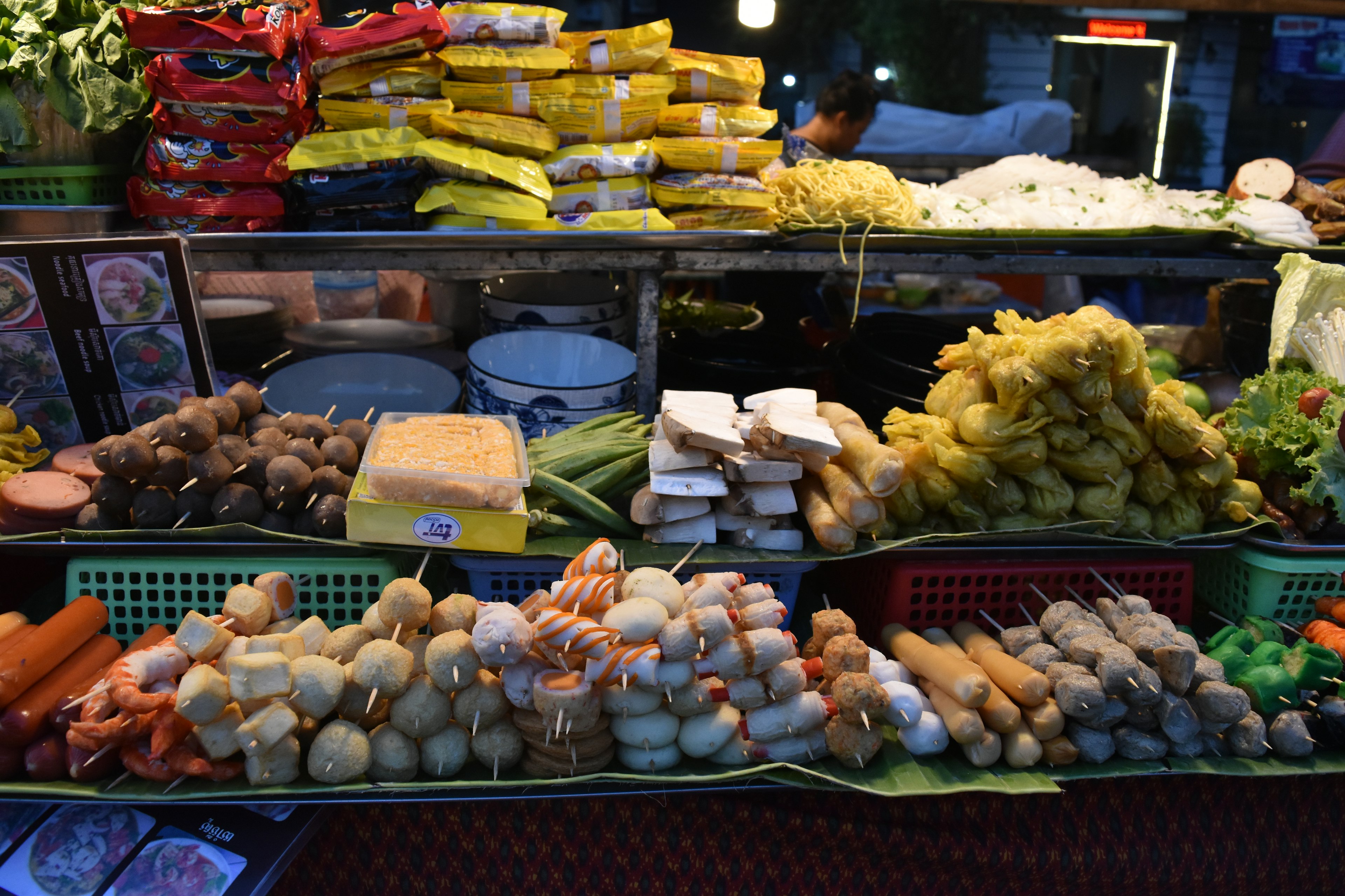 Un display di mercato vivace di verdure e frutta fresca