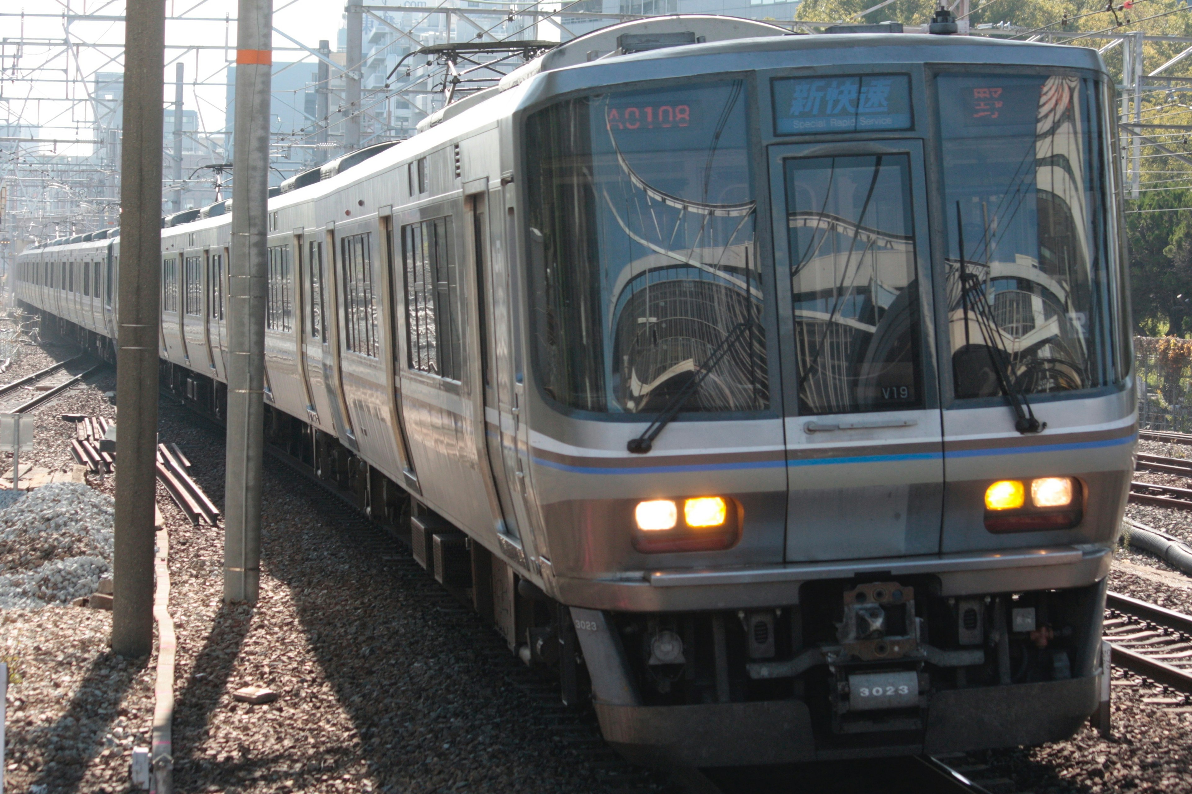 近代的な電車が線路を走行している様子