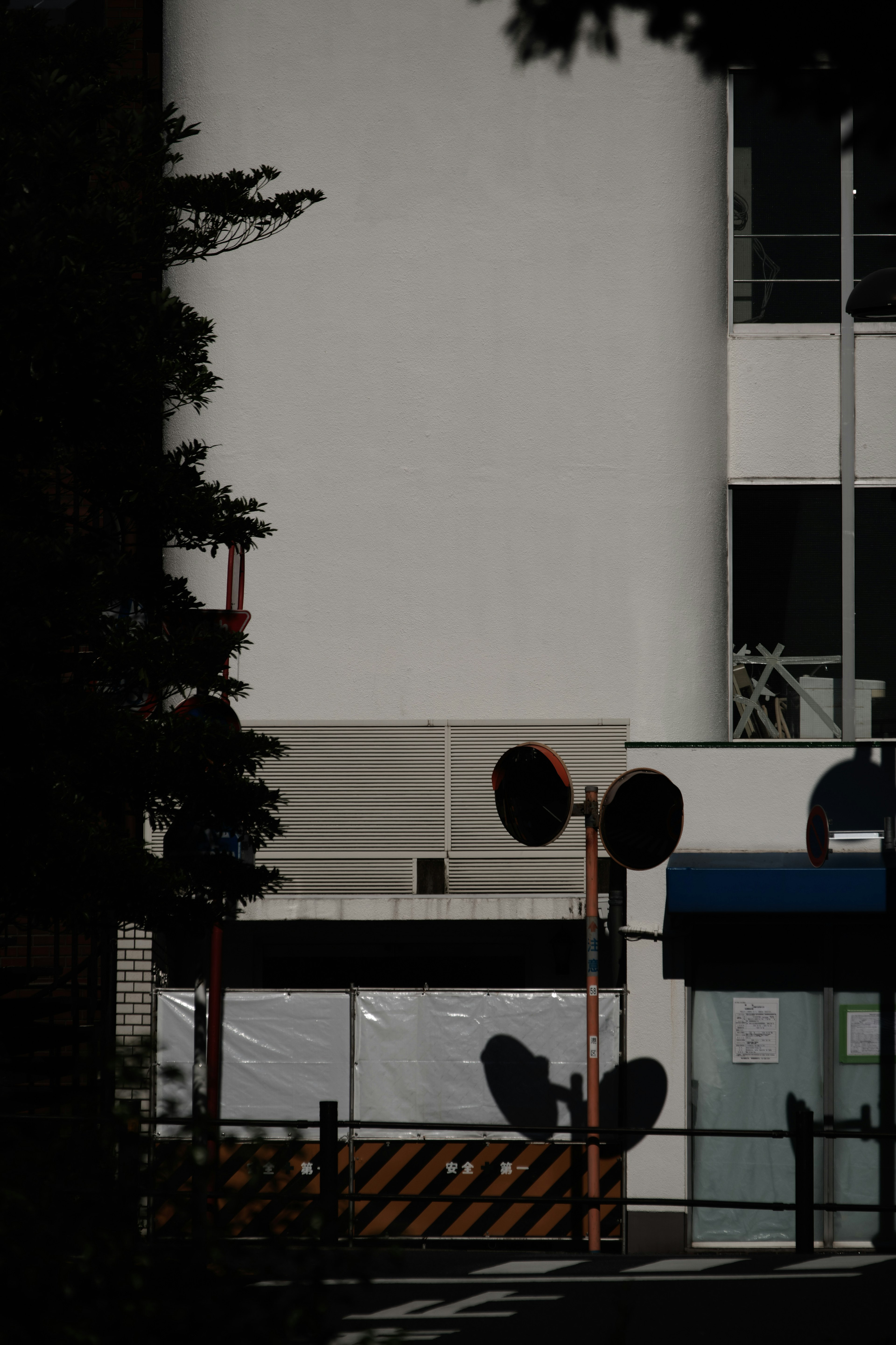 Escena urbana con una pared blanca y señales de tráfico