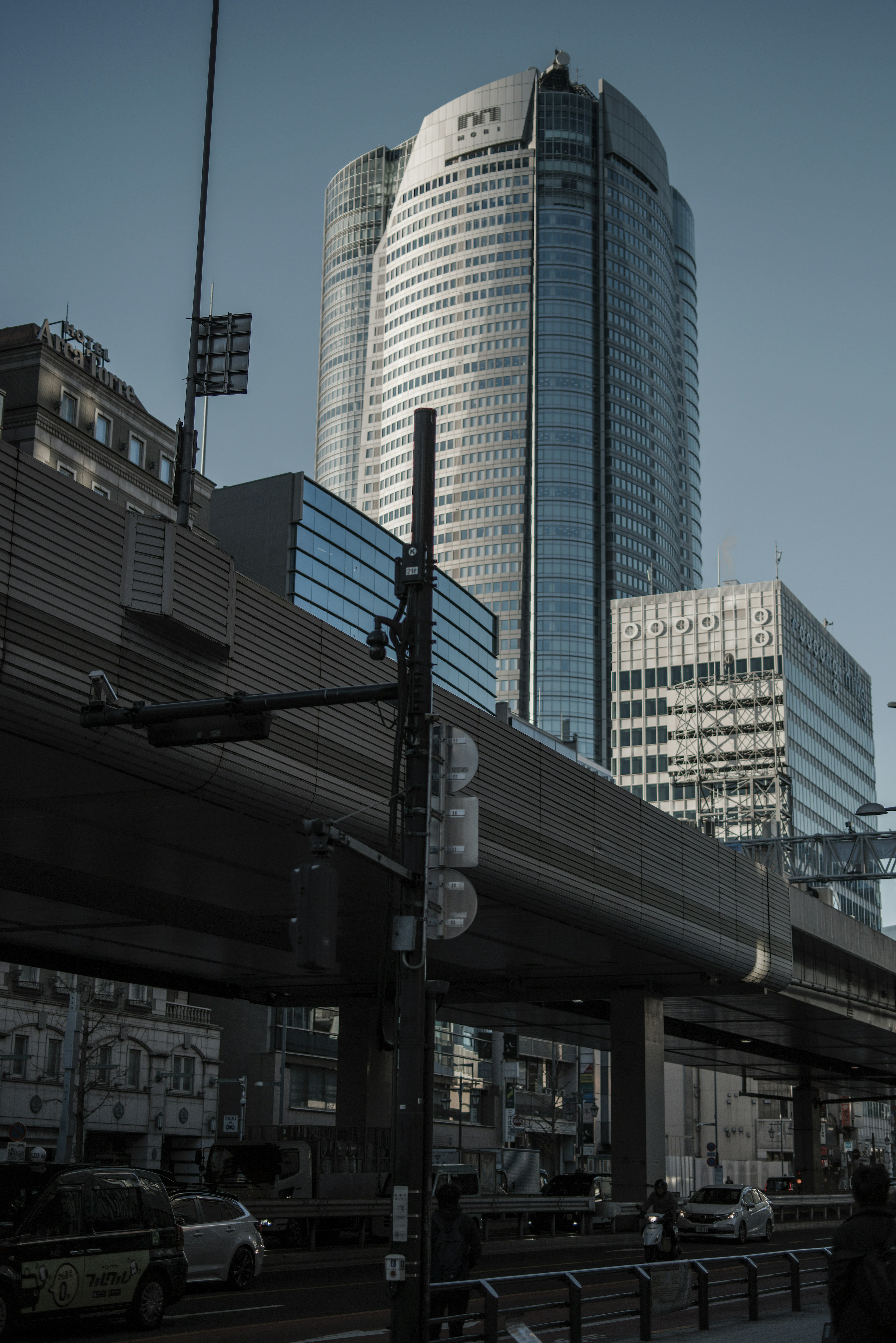 高層ビルが立ち並ぶ都市の風景 近くの高架道路と都市の建物