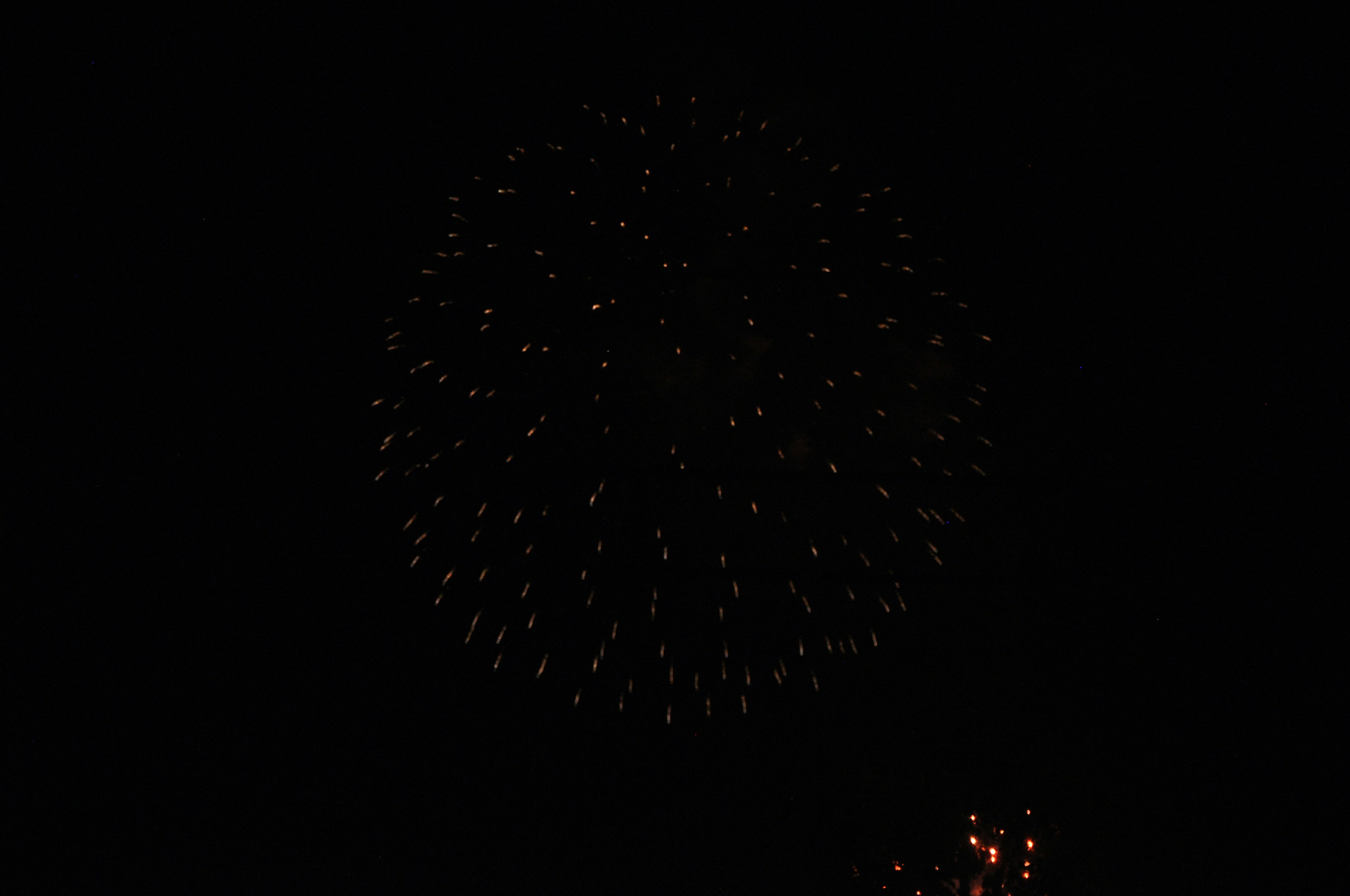 Esplosione di fuochi d'artificio su uno sfondo scuro