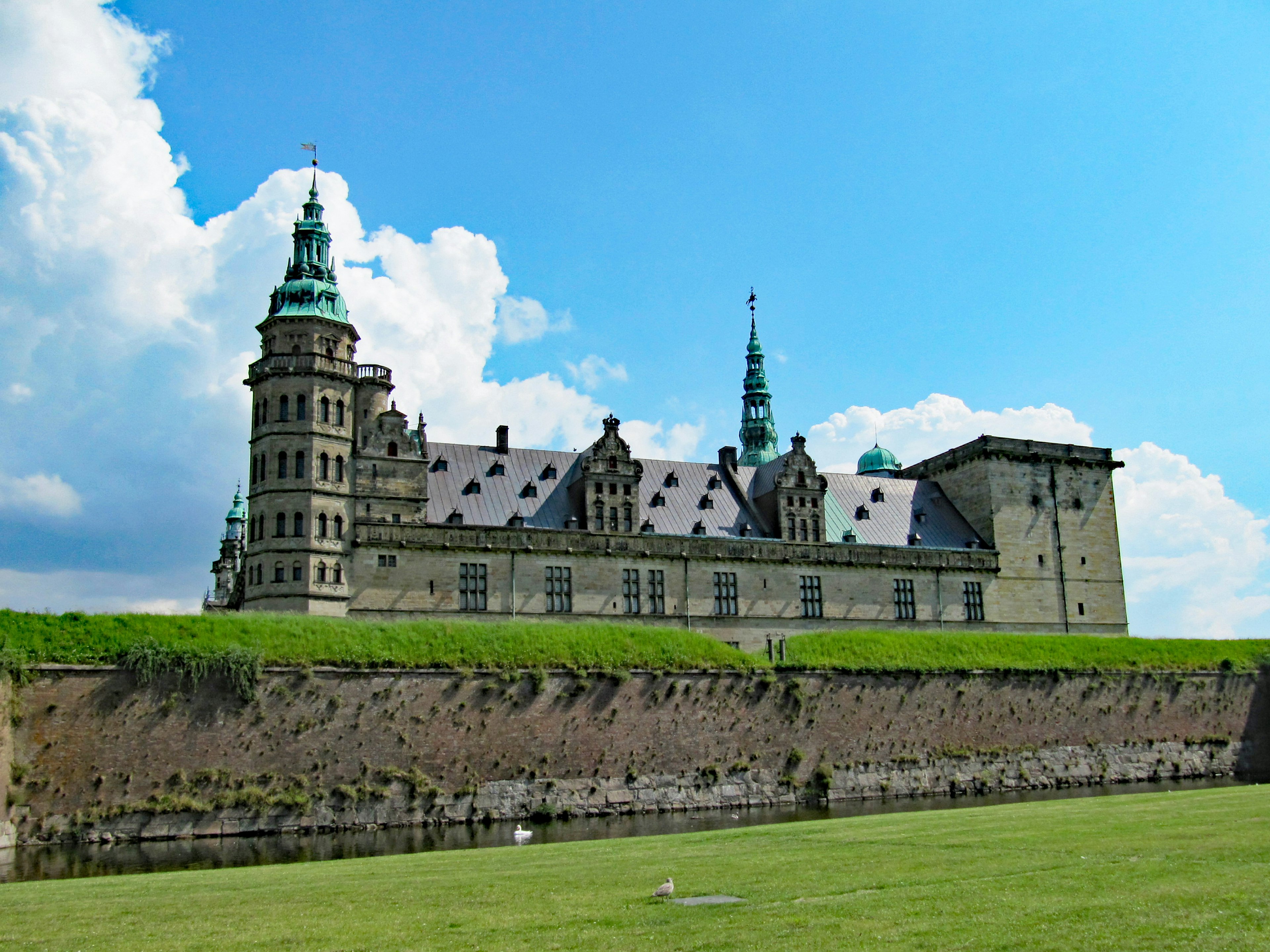 La majestuosa fachada del castillo de Kronborg conocido como el castillo de Hamlet