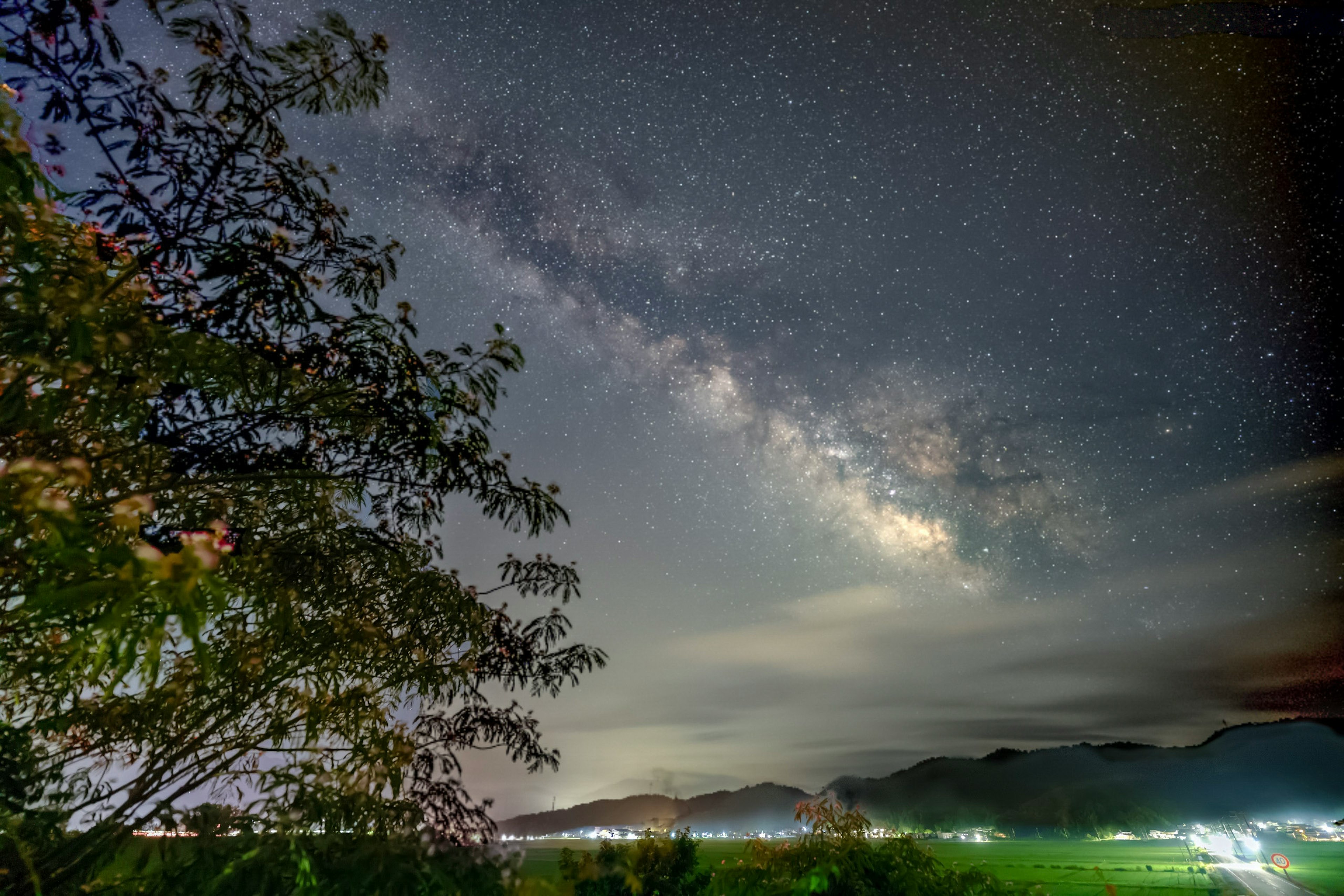 夜空中壯麗的銀河和星星的景色