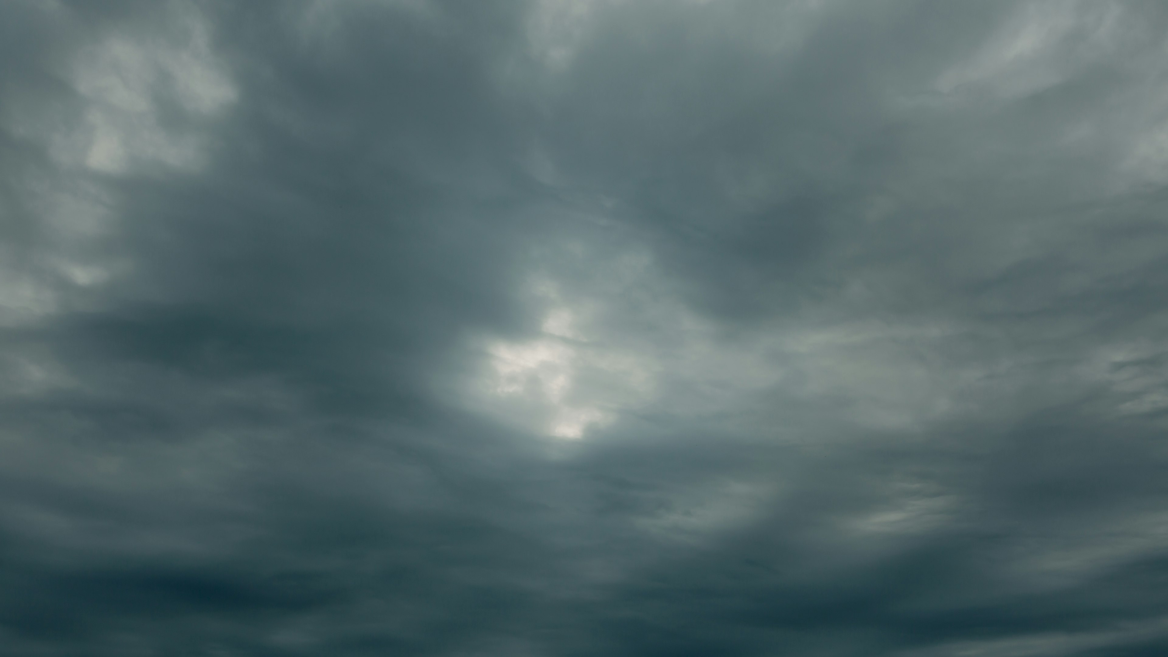 暗い雲が広がる空の様子