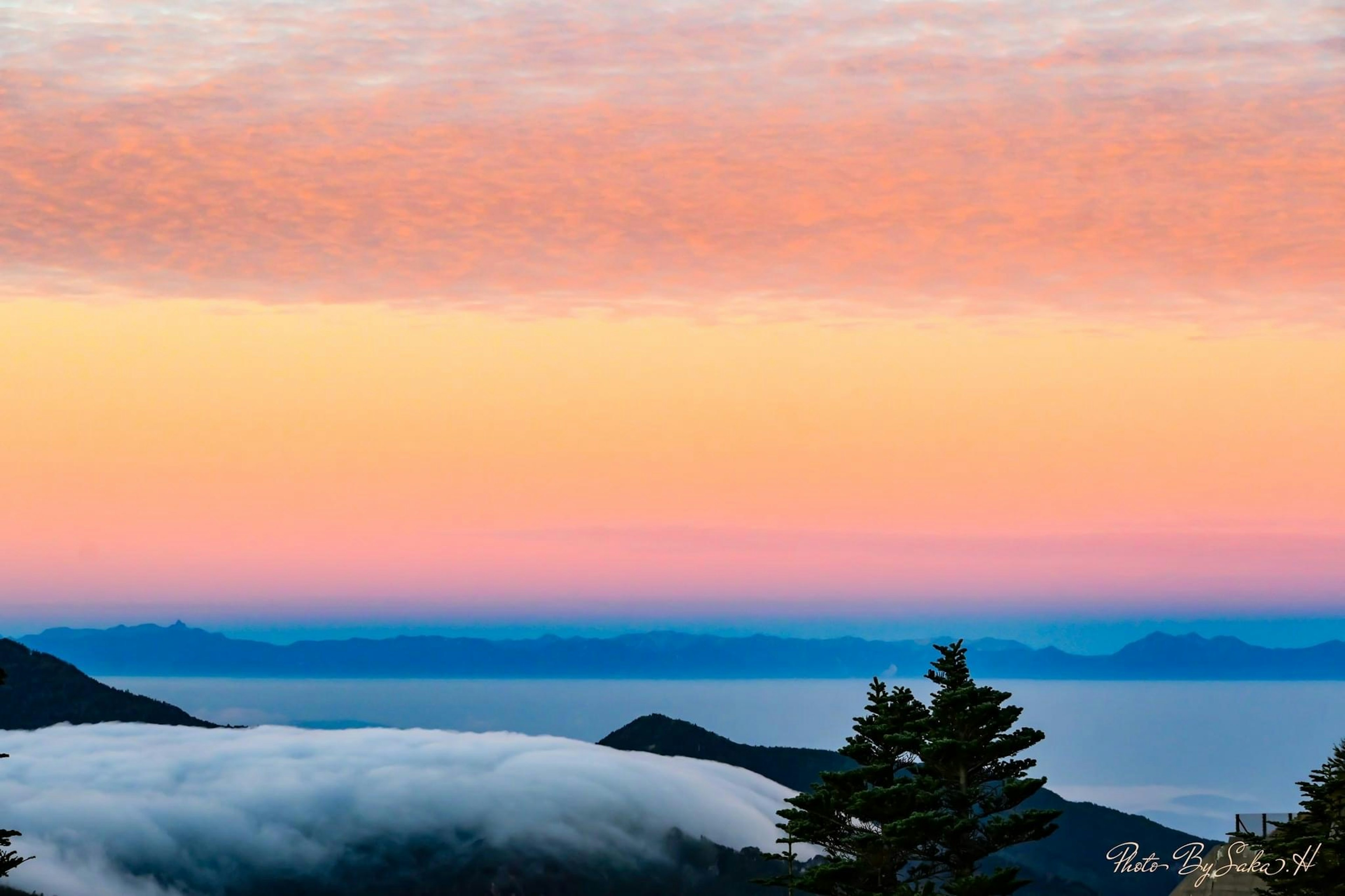 Bellissimo cielo al tramonto con nuvole e montagne