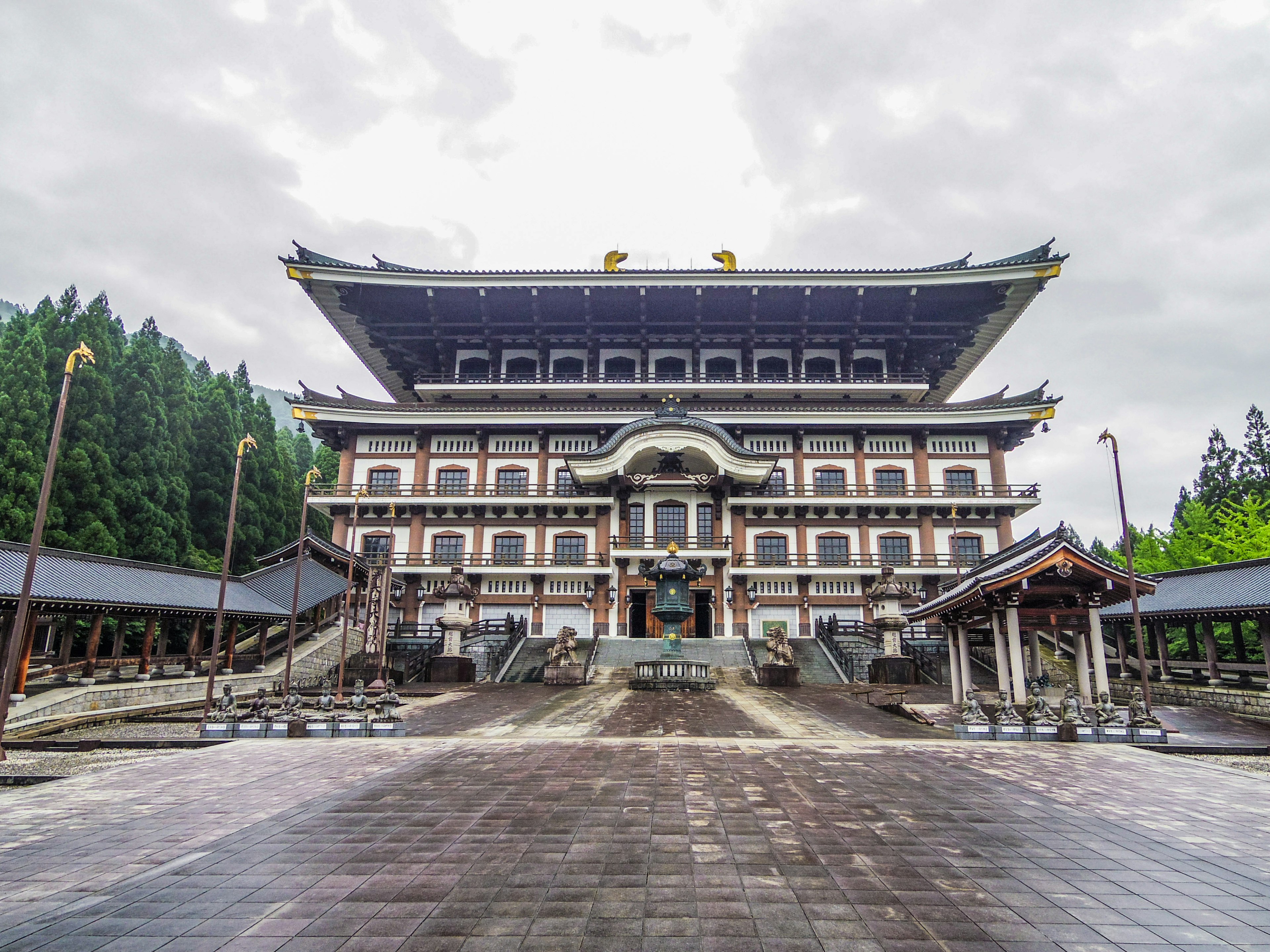 Un majestuoso edificio de templo con un diseño arquitectónico grandioso