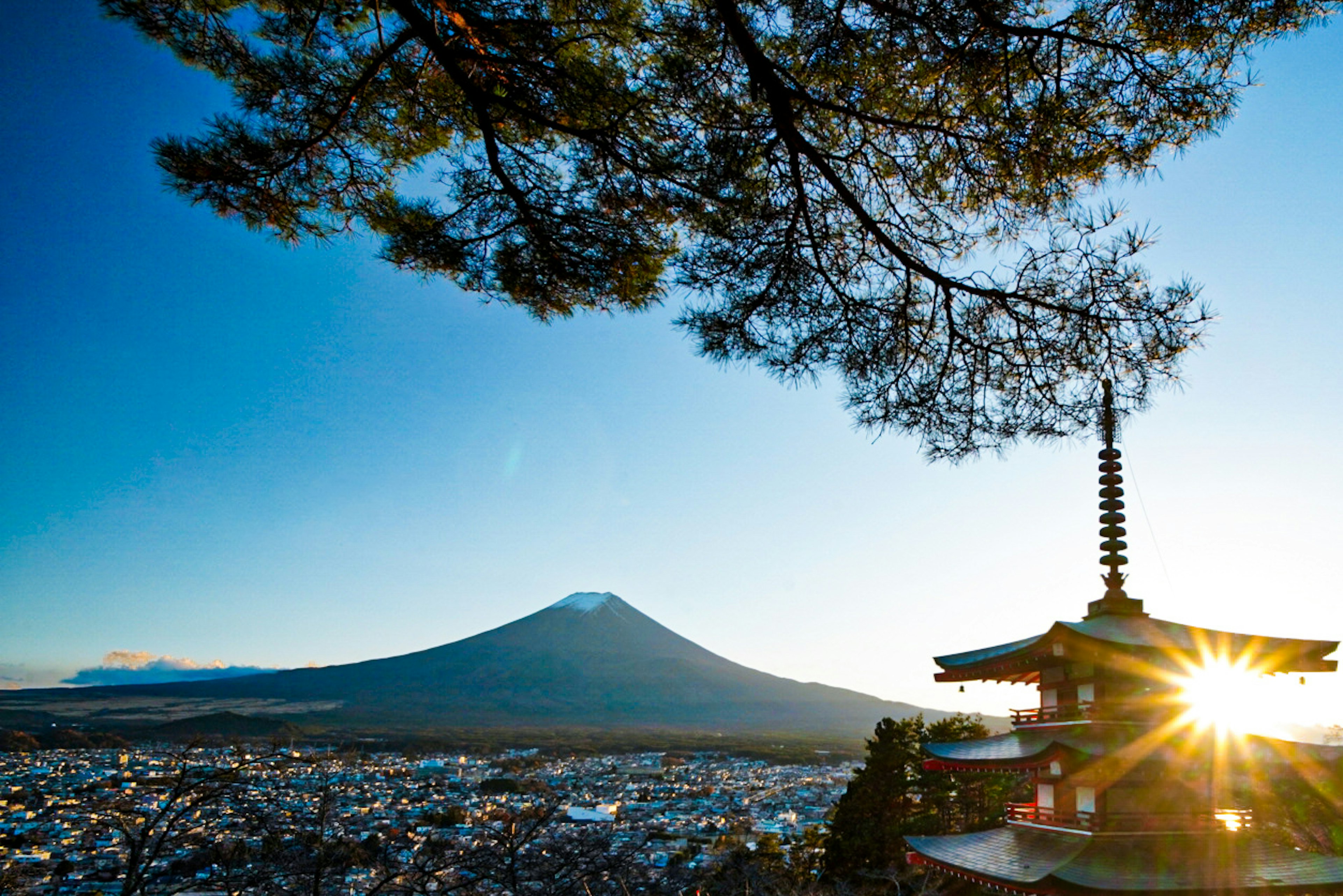 富士山を背景にした五重塔の美しい風景