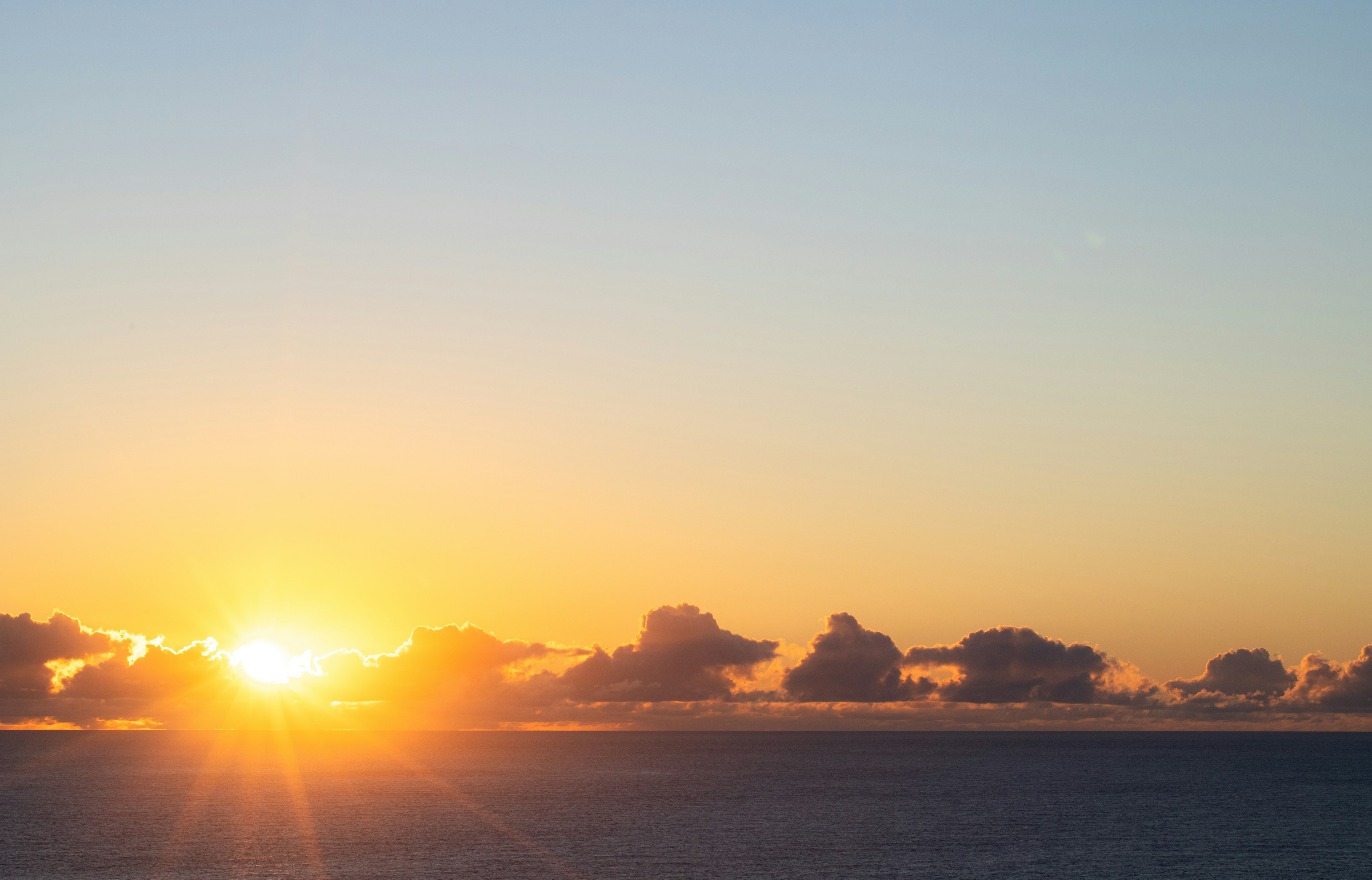 Bellissimo paesaggio con il sole che sorge tra le nuvole