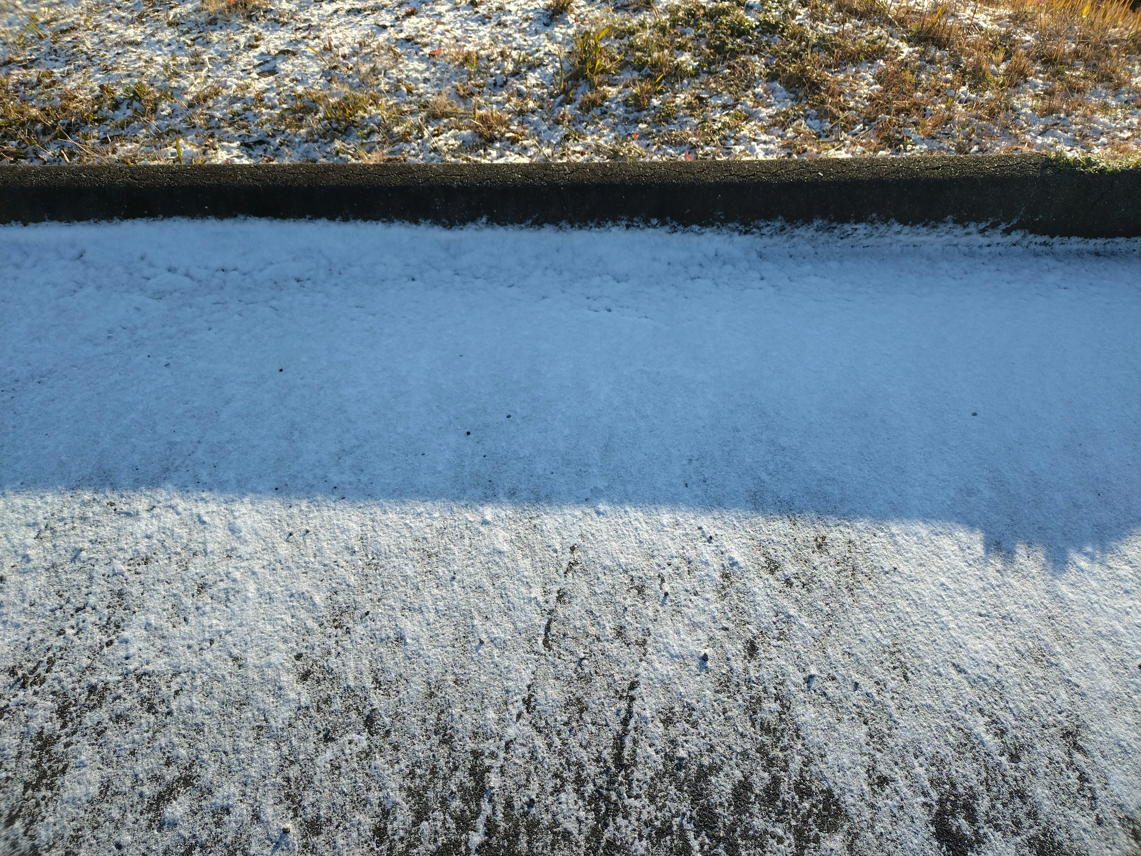 Gefrorene Wasseroberfläche mit Eismustern in einer Winterlandschaft