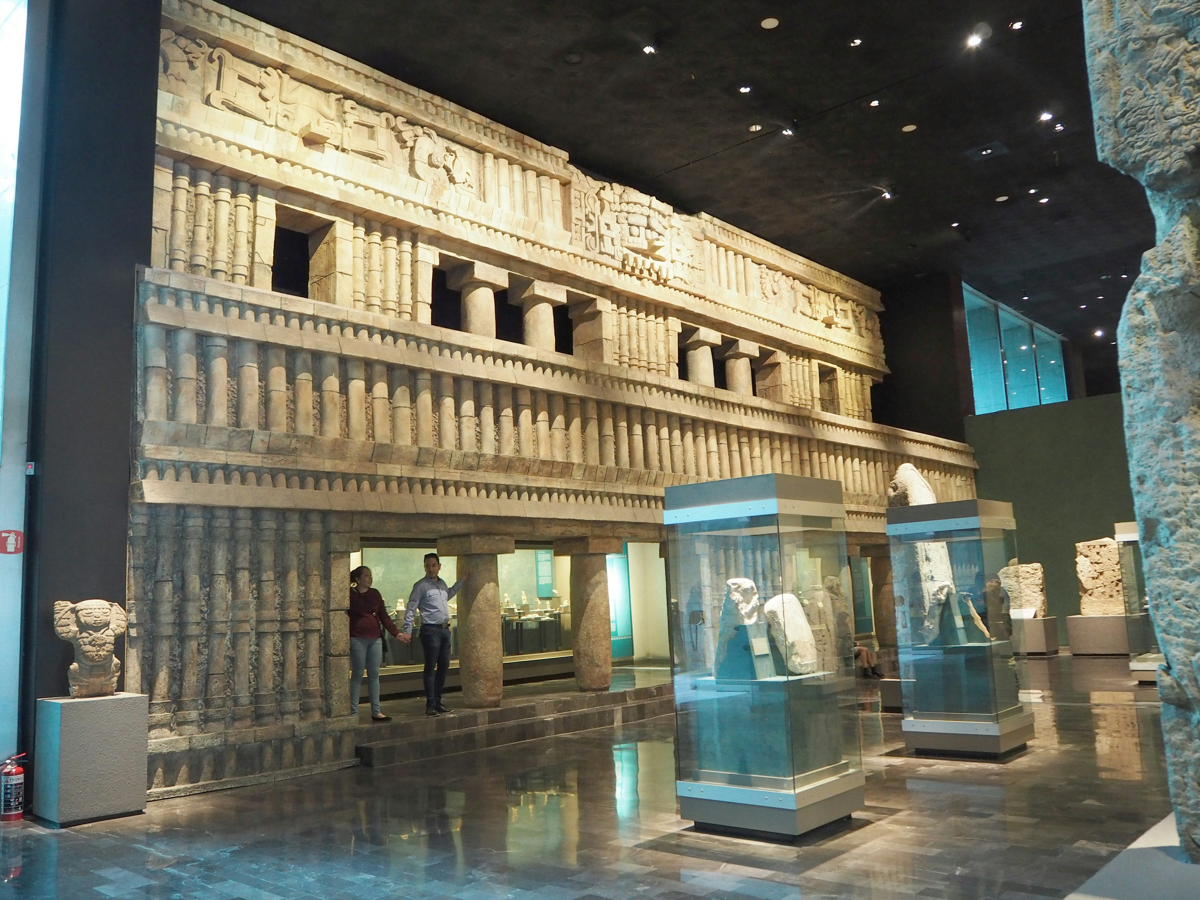 Intérieur d'un musée présentant des sculptures et une architecture anciennes