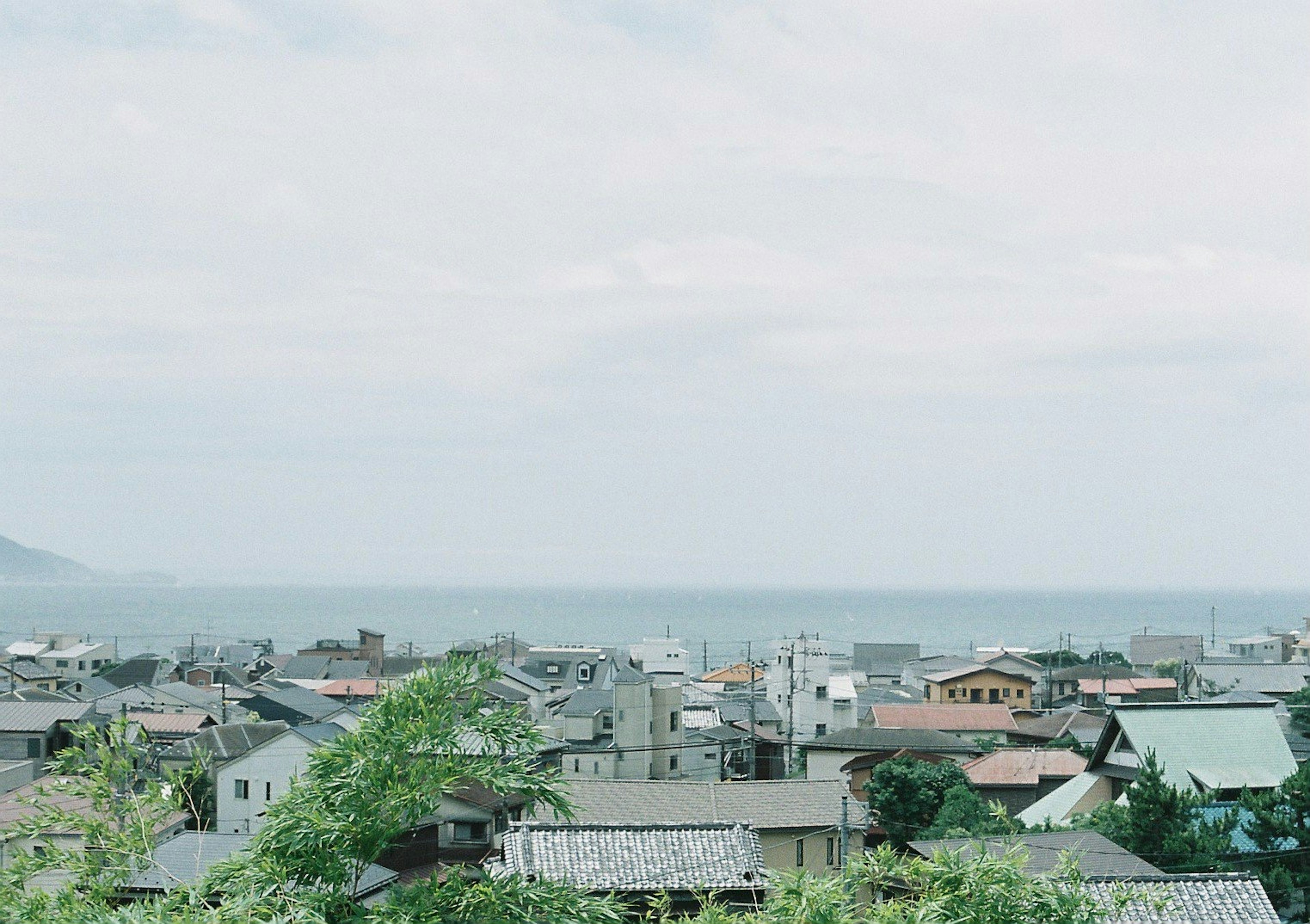 海の近くにある住宅街の風景