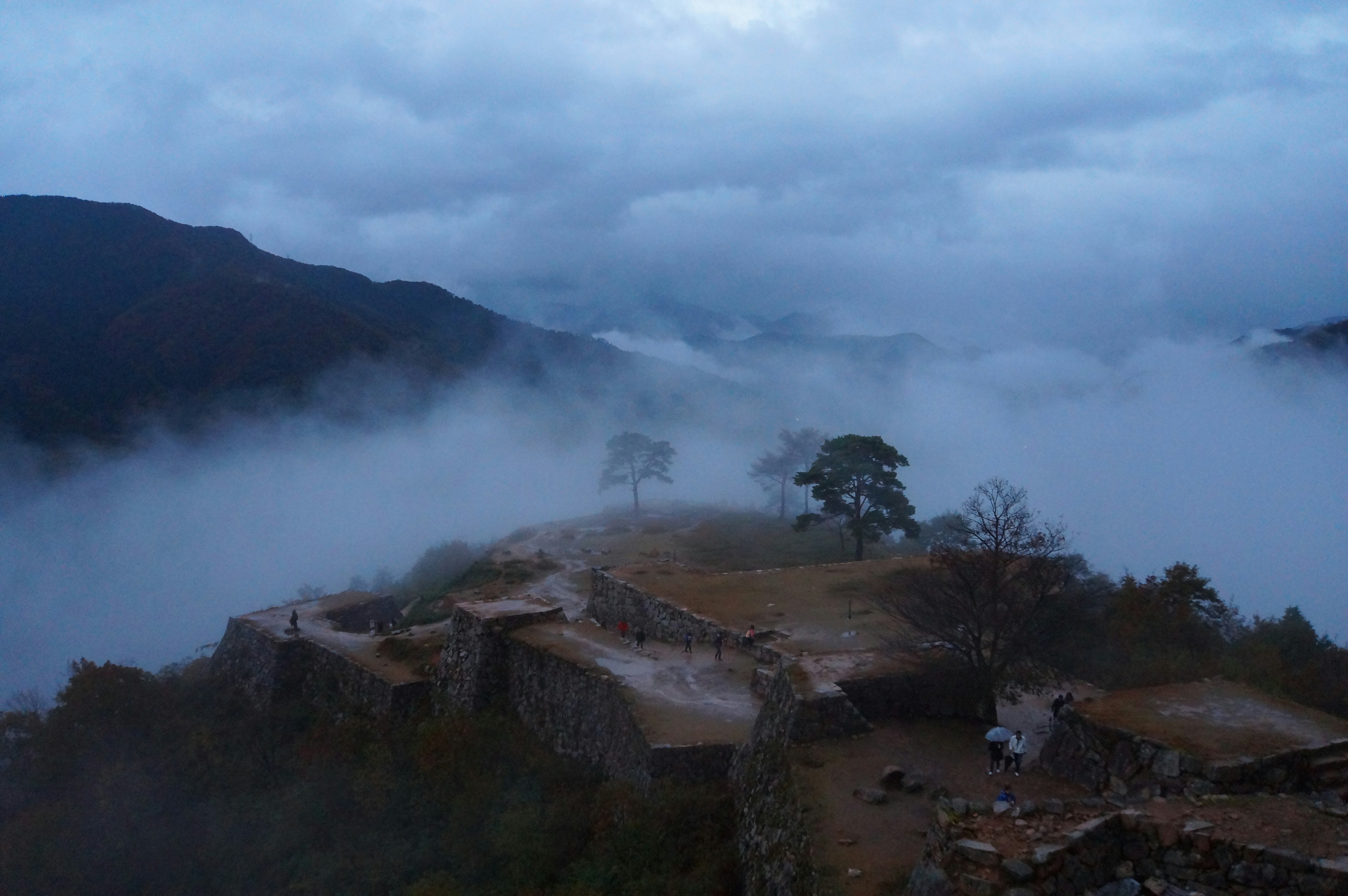 霧に包まれた古代遺跡の風景 山々と雲が広がる神秘的な光景