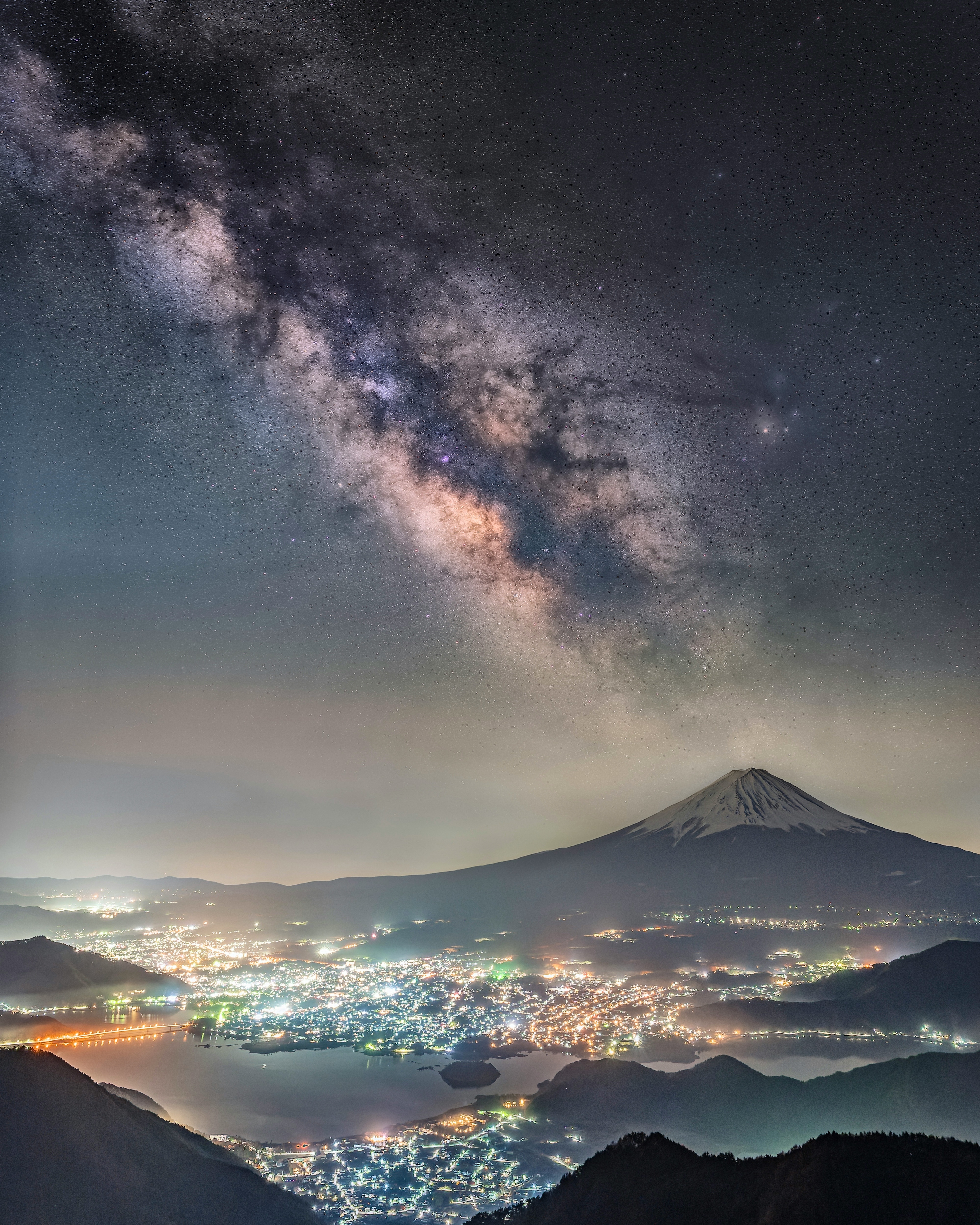 夜空に広がる天の川と富士山の美しい風景