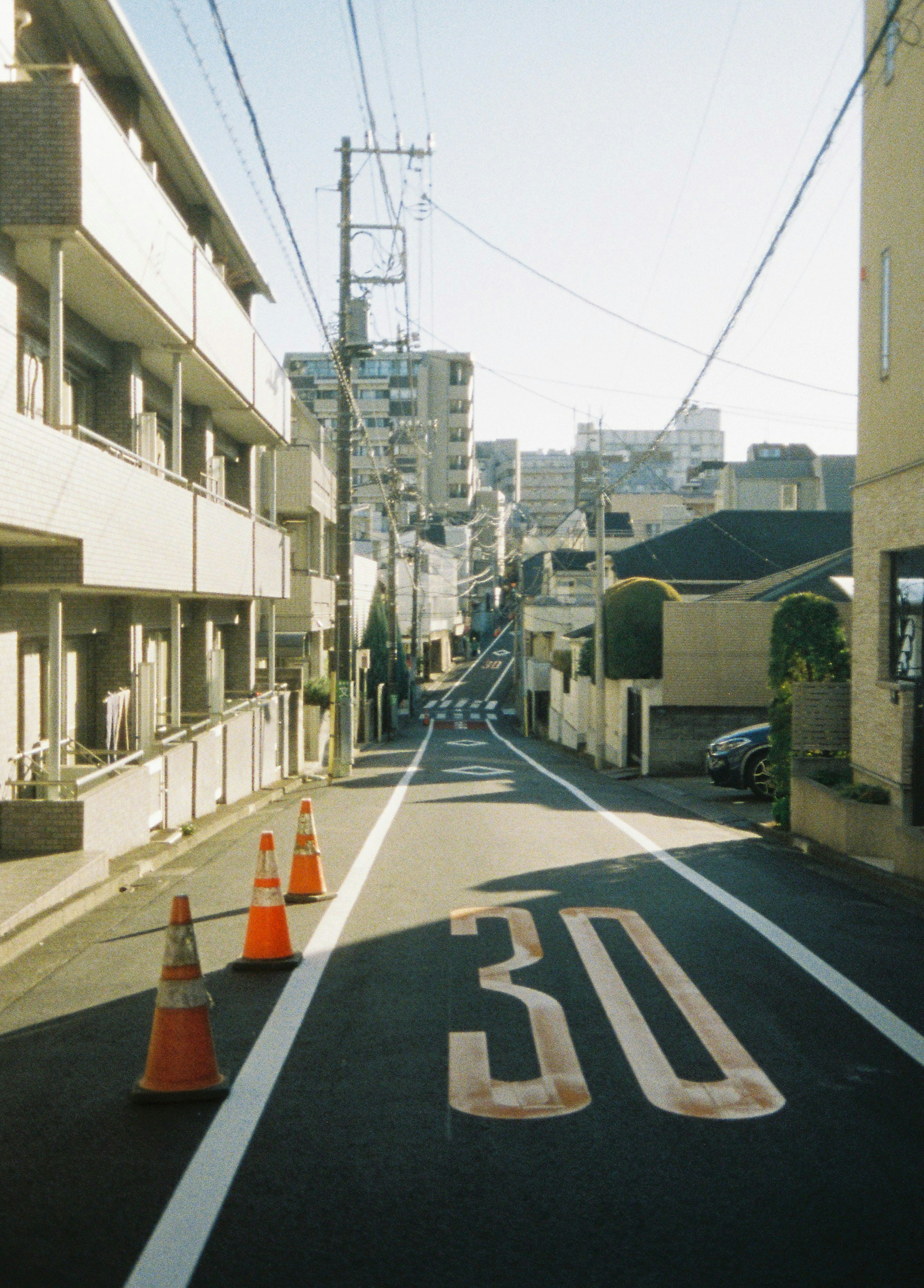 静かな住宅街の道路に30キロ制限の標識がある風景