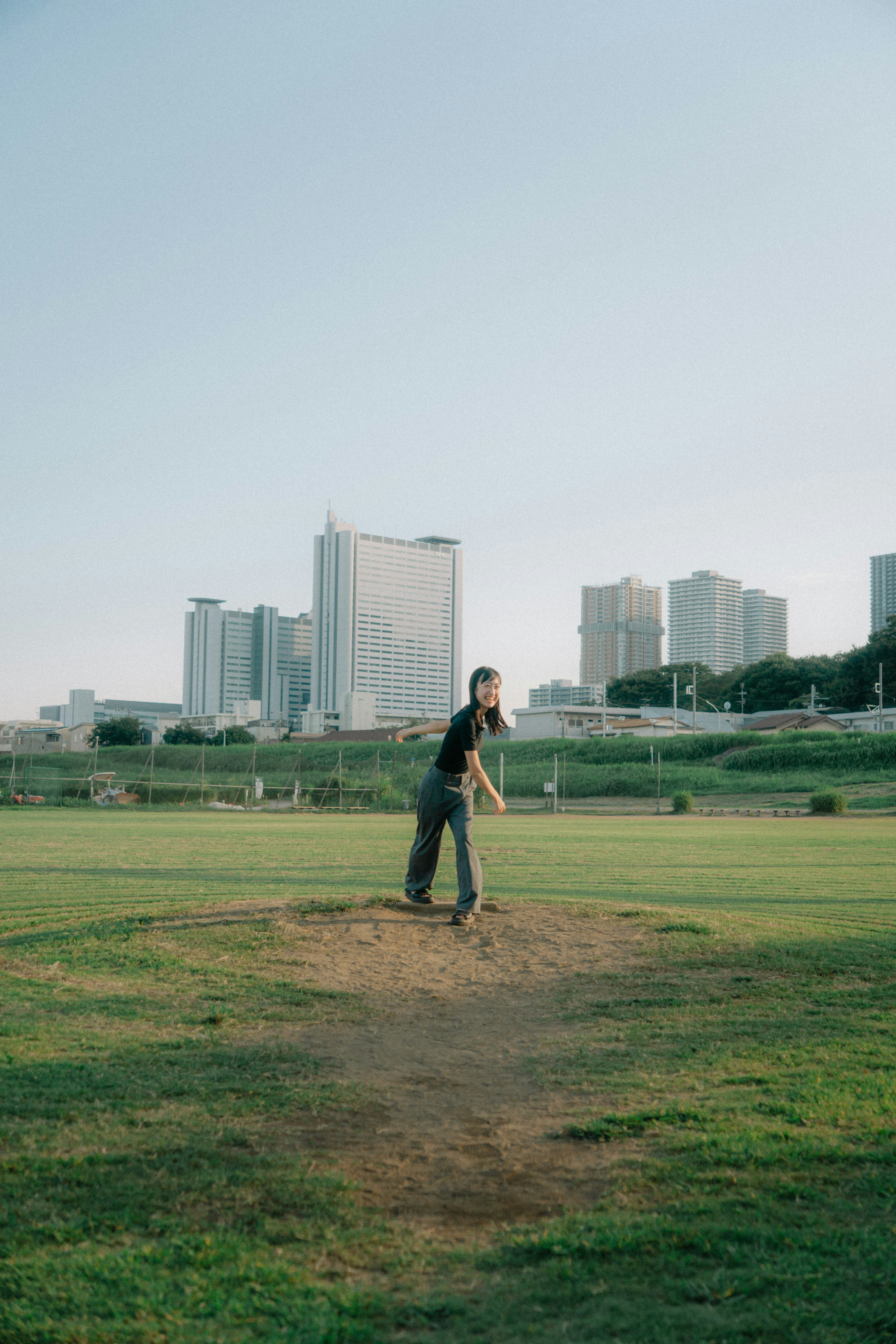 Homme en train de balancer un club de golf avec des gratte-ciels en arrière-plan