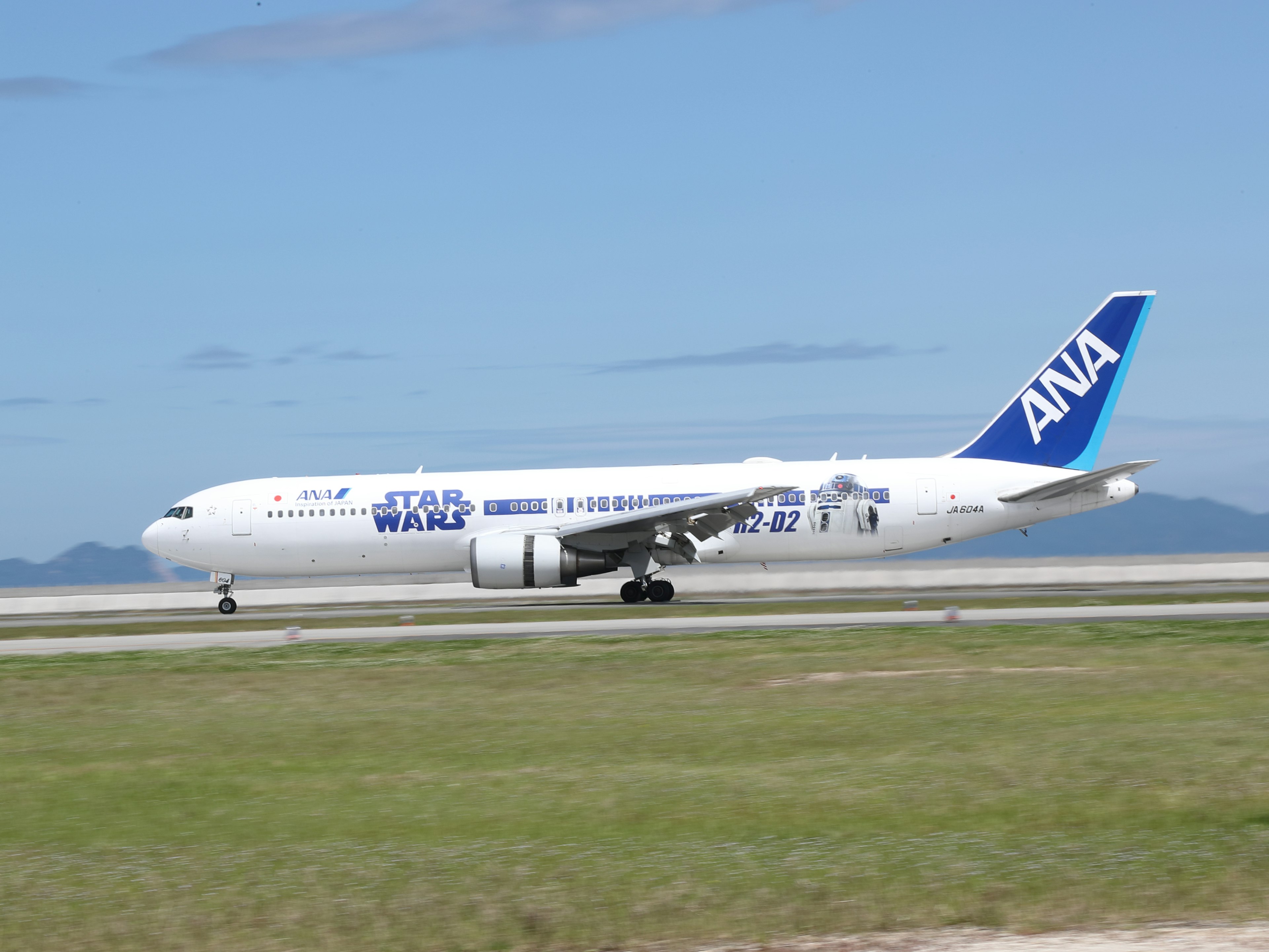 Avión de ANA rodando en la pista