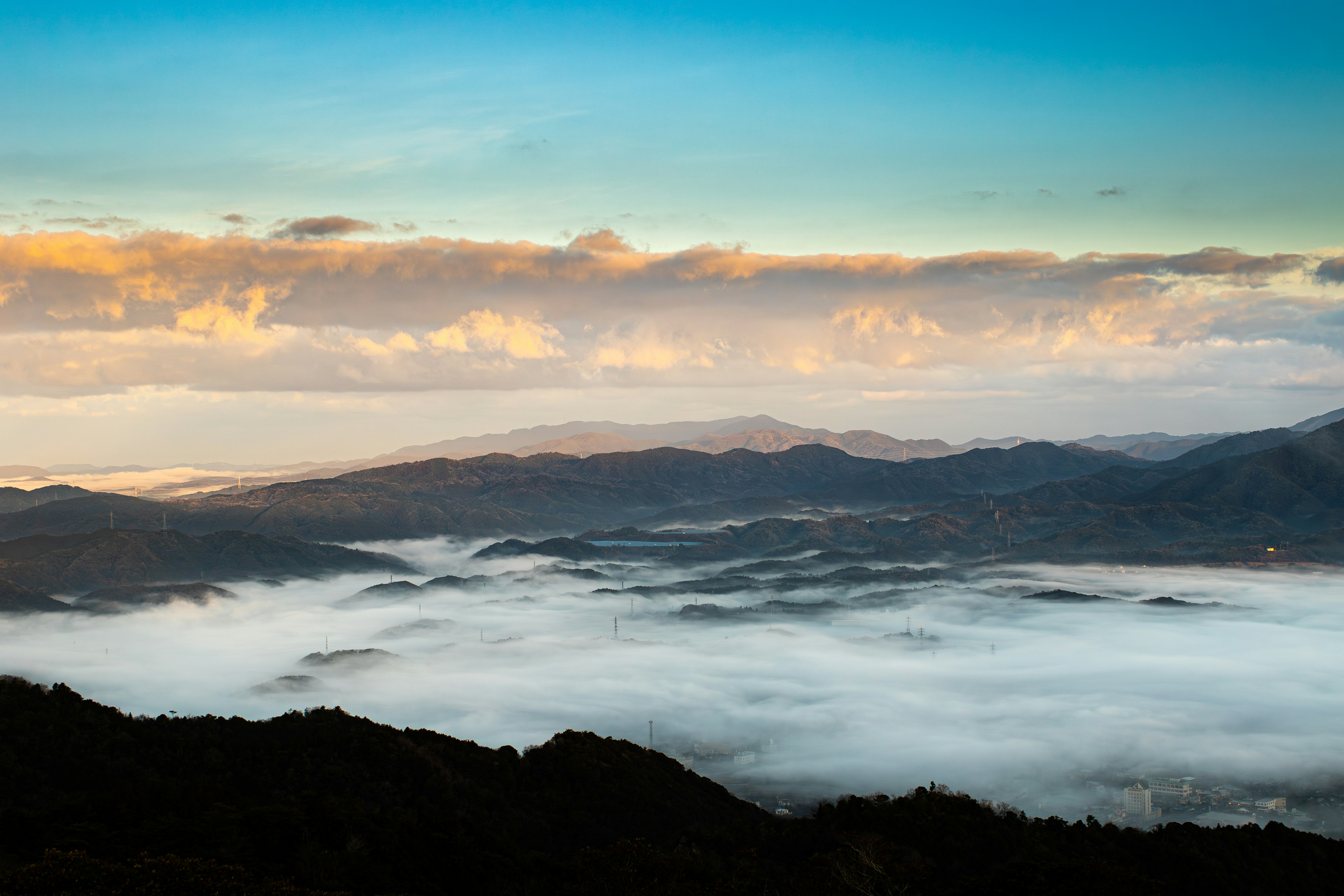 Schöne Landschaft mit Bergen und Tälern, die von Nebel bedeckt sind