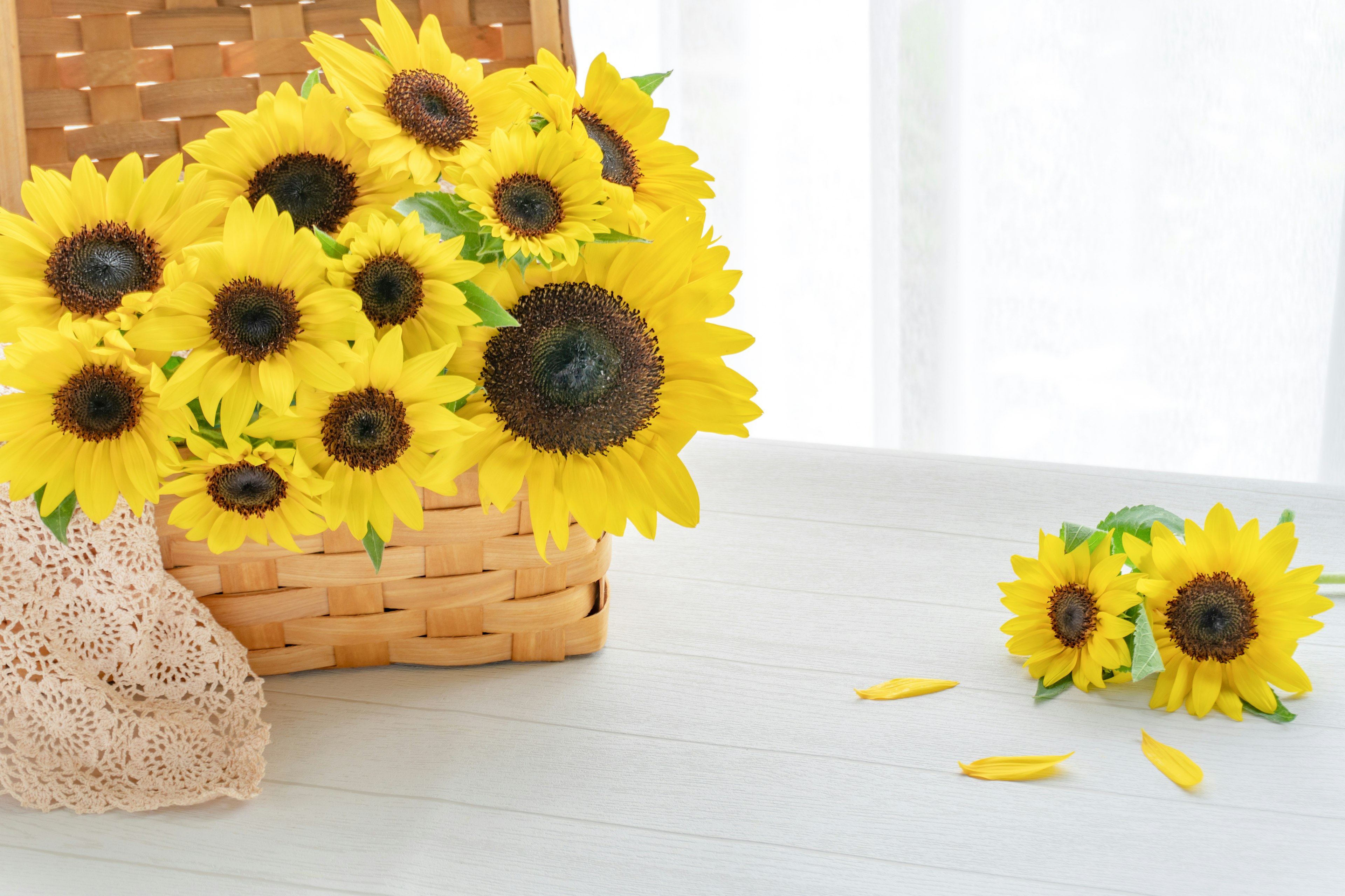 Una canasta de girasoles con un ramo sobre la mesa