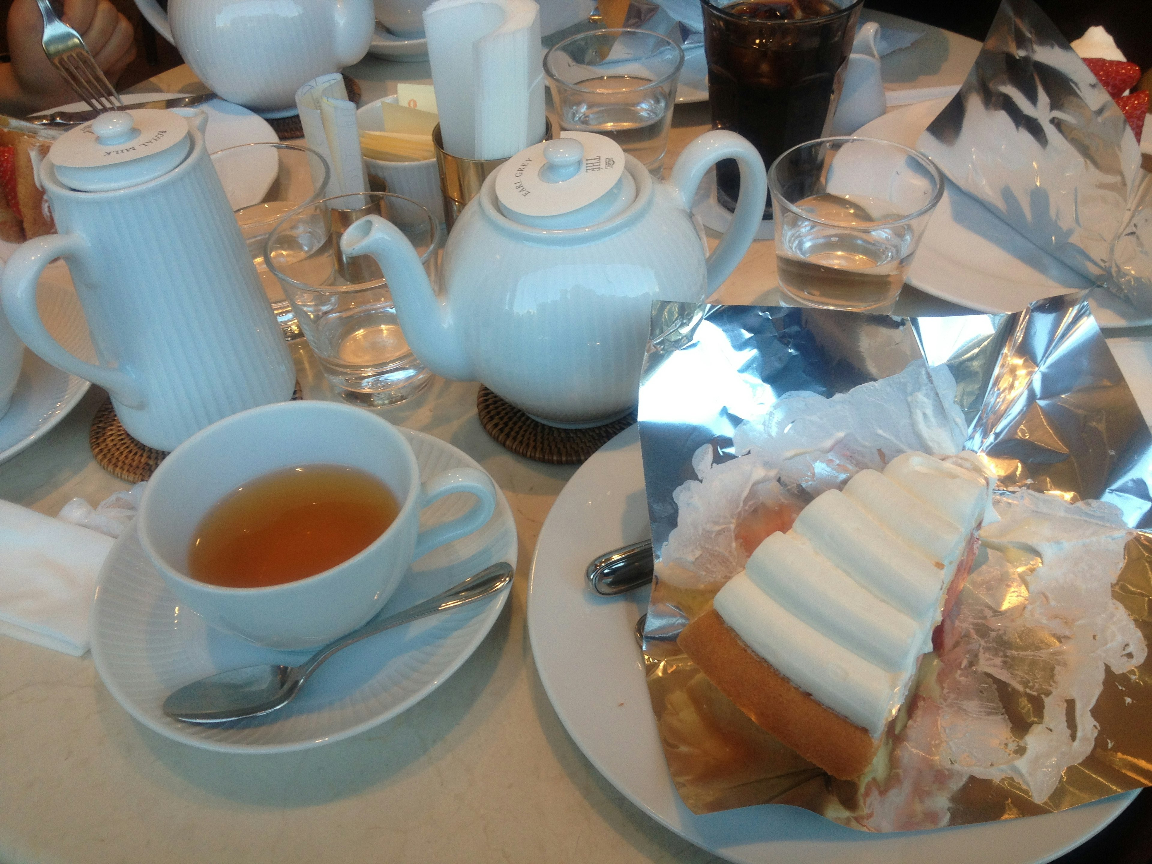 Ensemble thé et gâteau avec théière et tasse décoration de table élégante