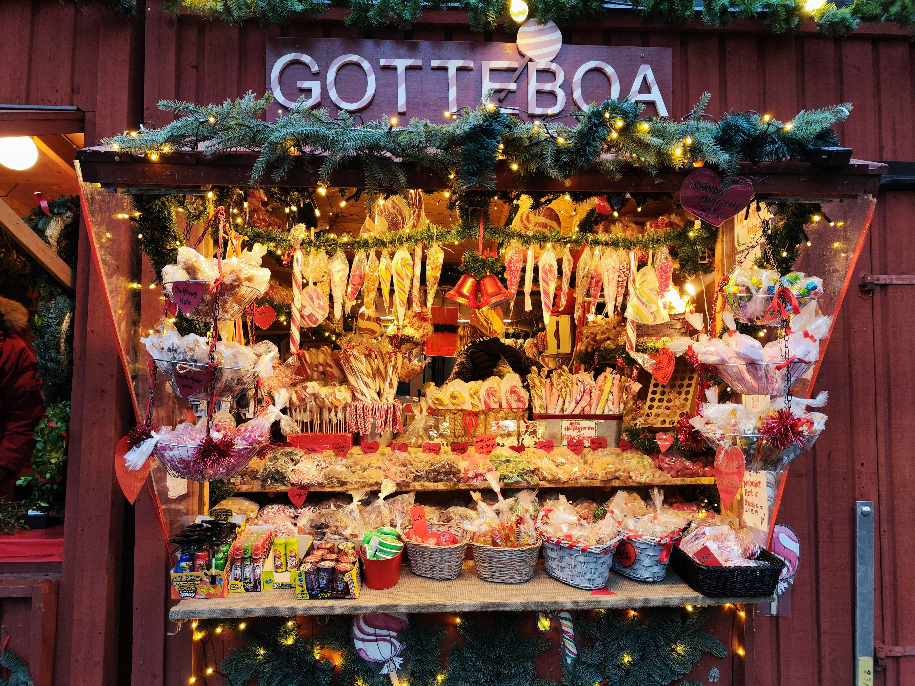 Exhibición colorida de dulces en un puesto de mercado navideño llamado GOTTEBOA