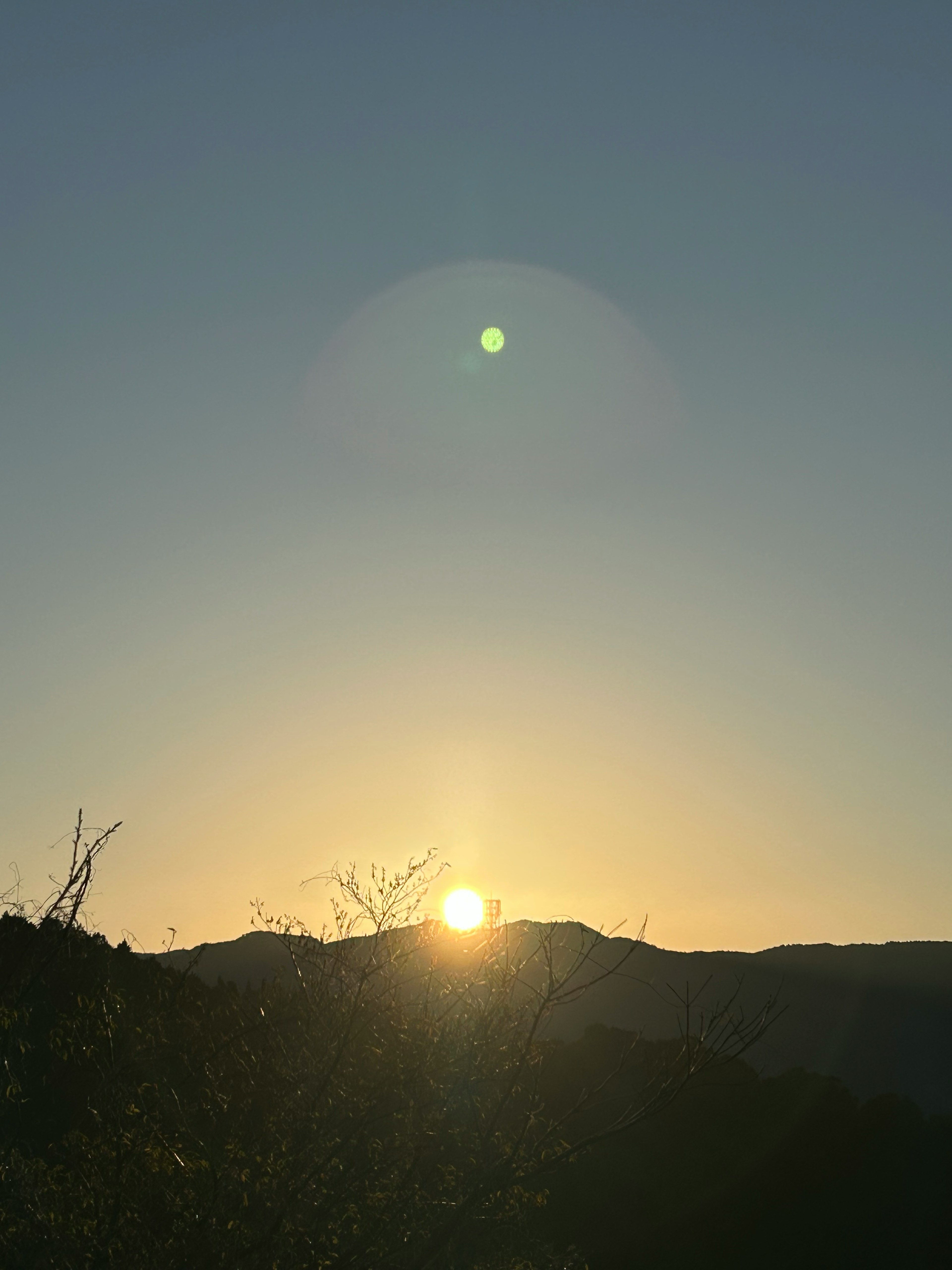 山上日出與晴朗的藍天