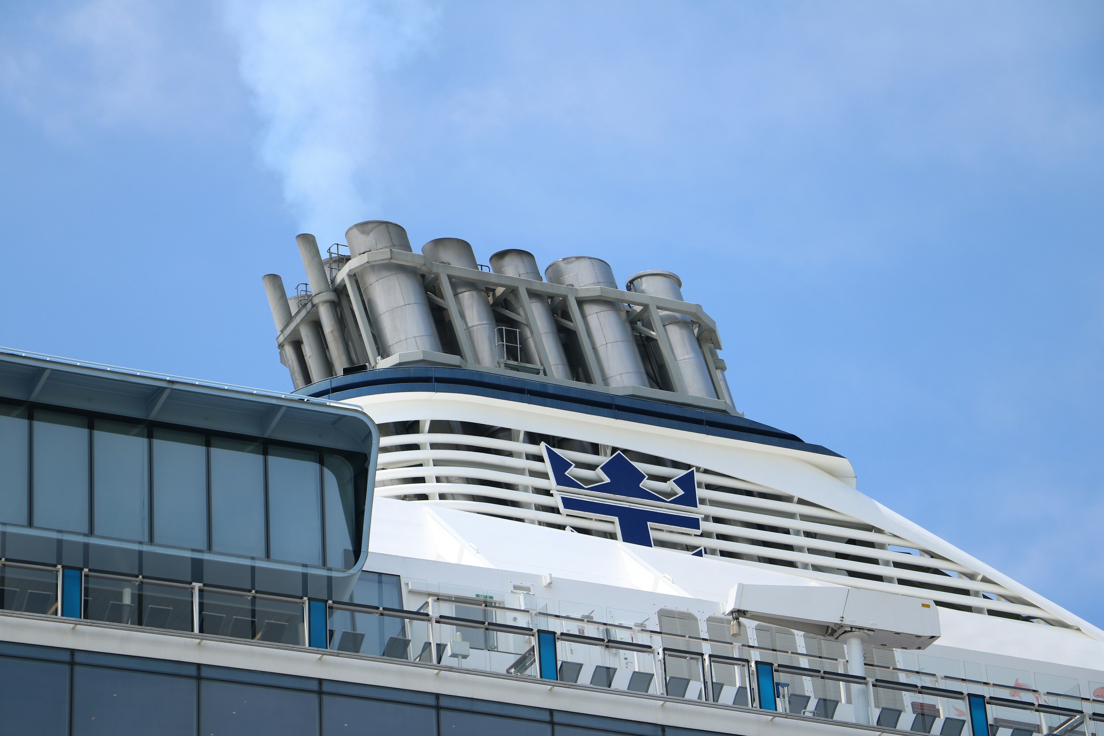 Cerobong kapal pesiar dengan logo Royal Caribbean terlihat