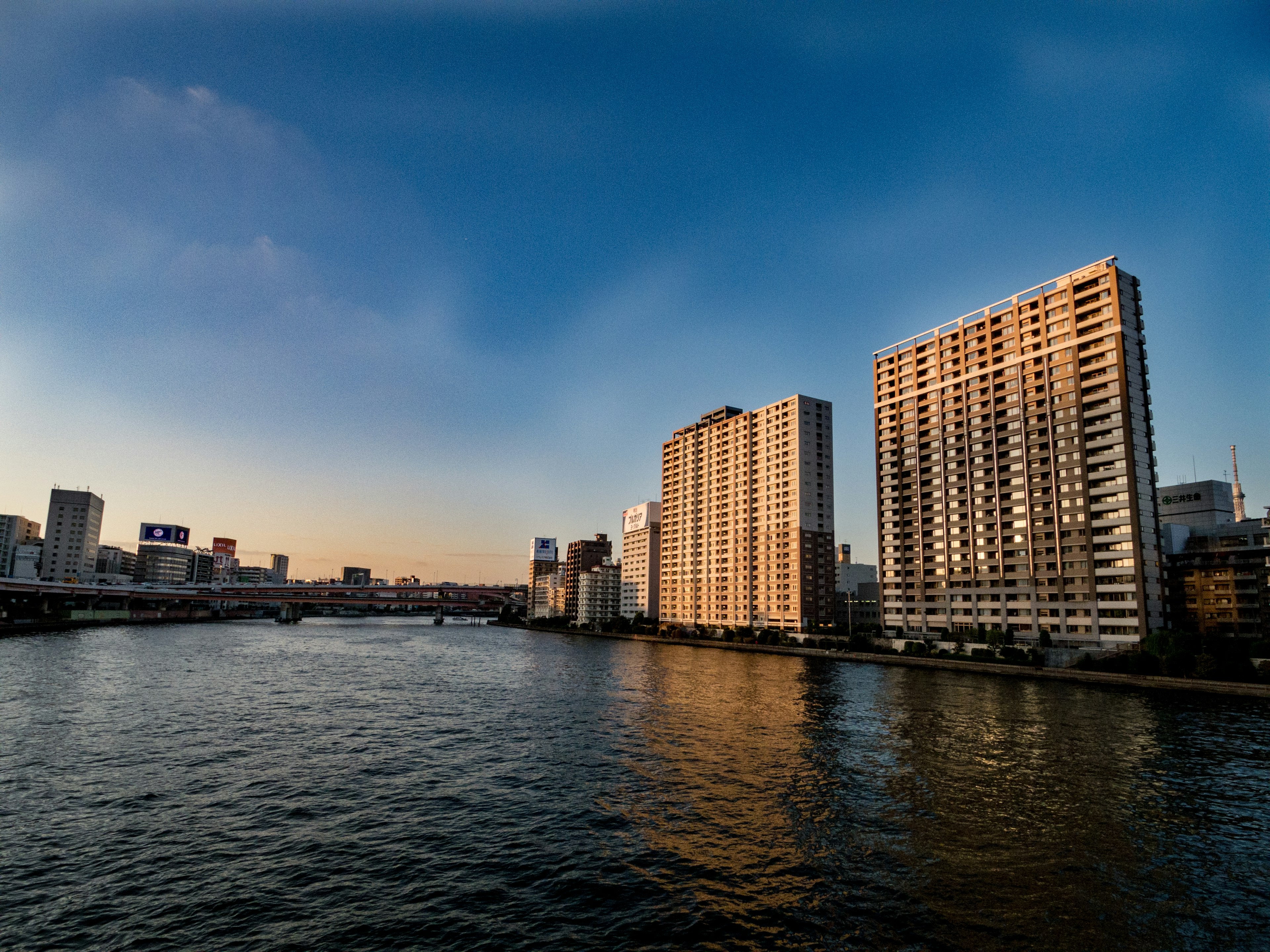 Flussansicht mit Wolkenkratzern bei Sonnenuntergang