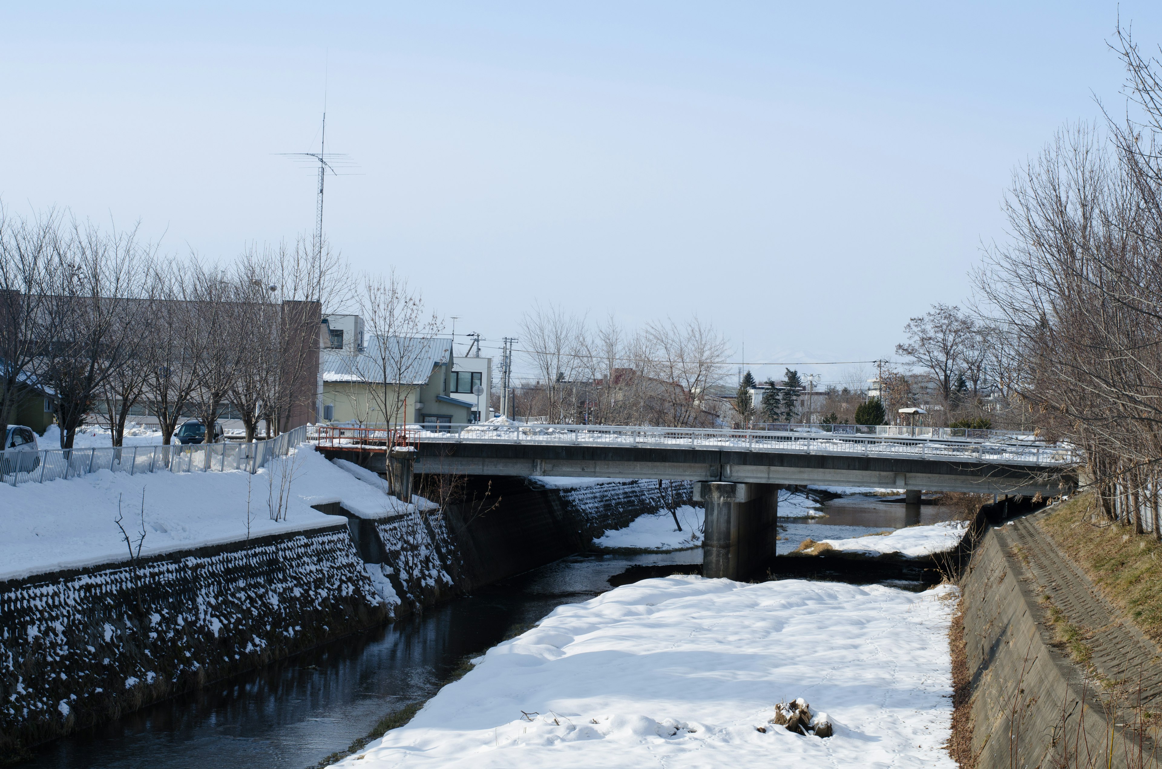 Paysage de rivière enneigée avec un pont