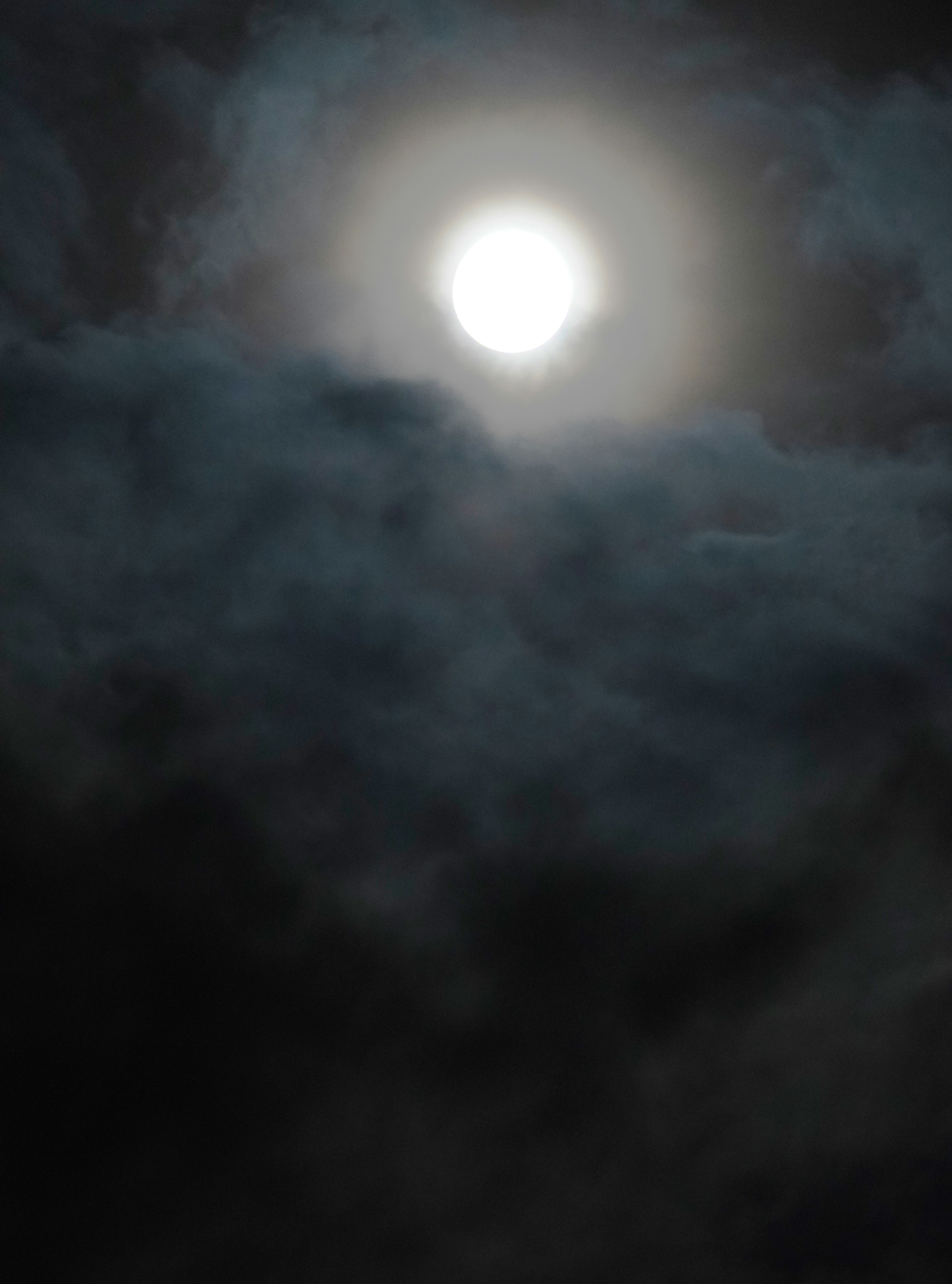 Helle Vollmond, der durch dunkle Wolken scheint