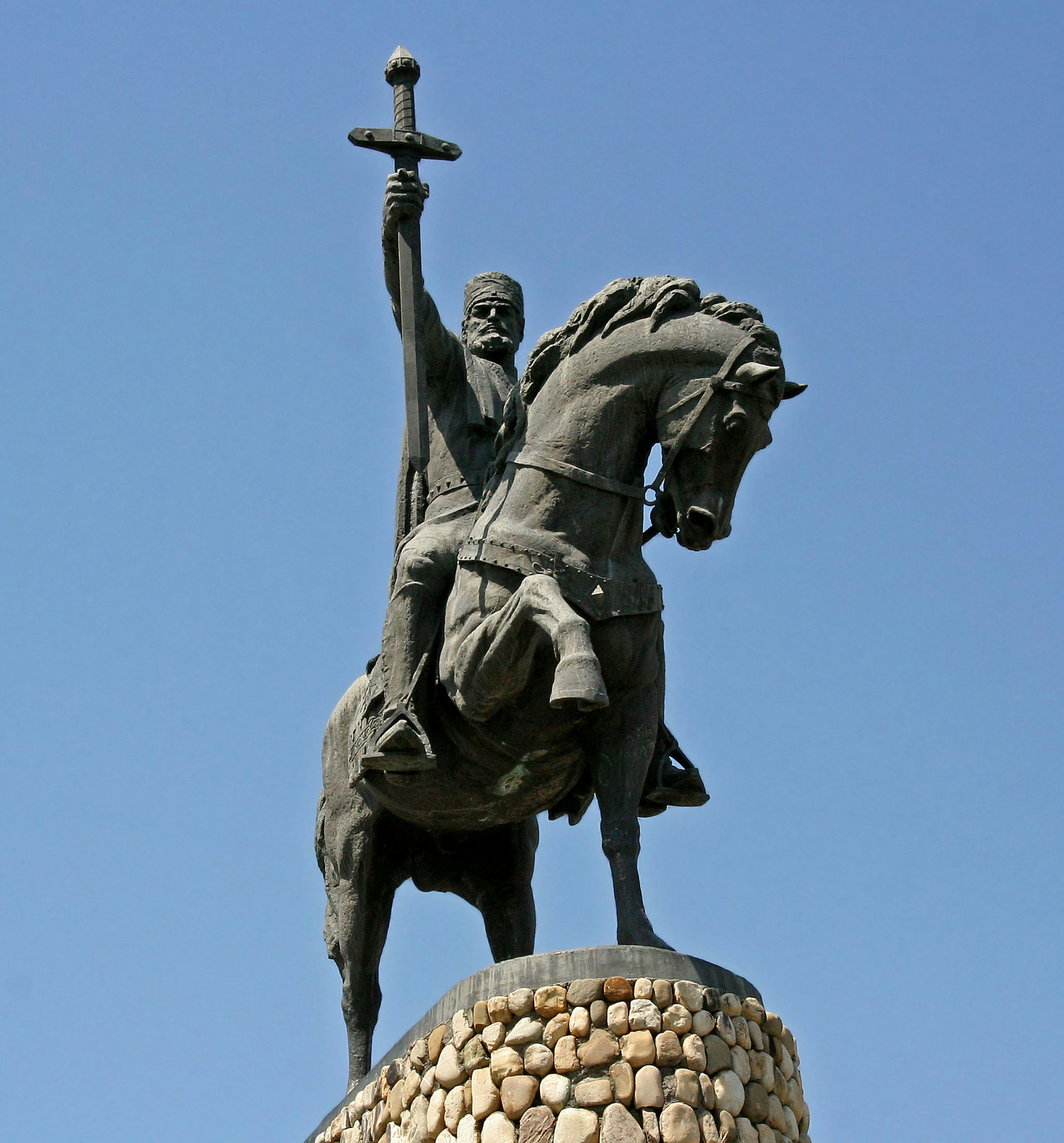 Une statue de chevalier à cheval tenant une épée levée