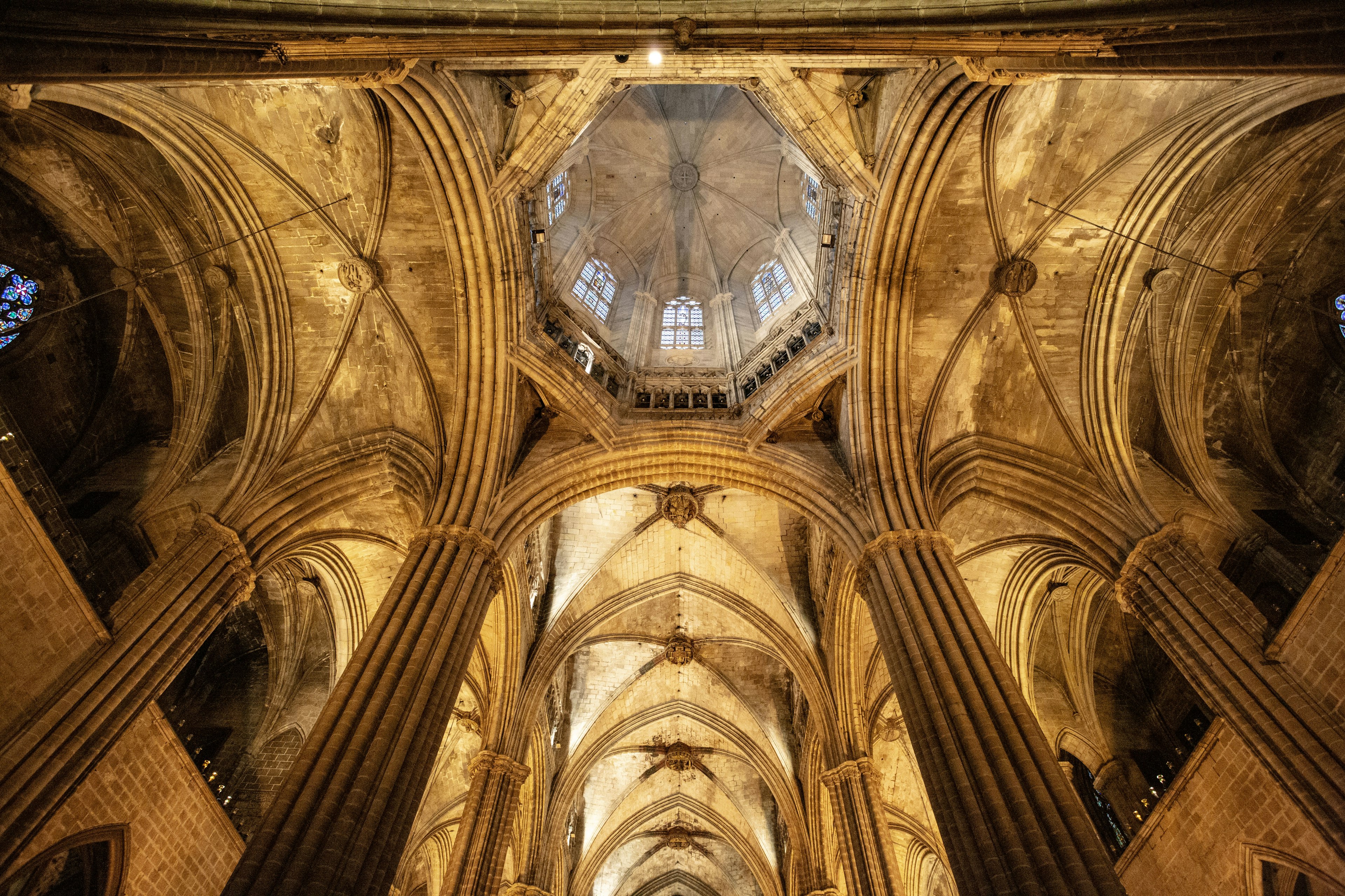 Blick auf die Decke einer Kathedrale mit gewölbten Säulen und einer Kuppel mit Fenstern