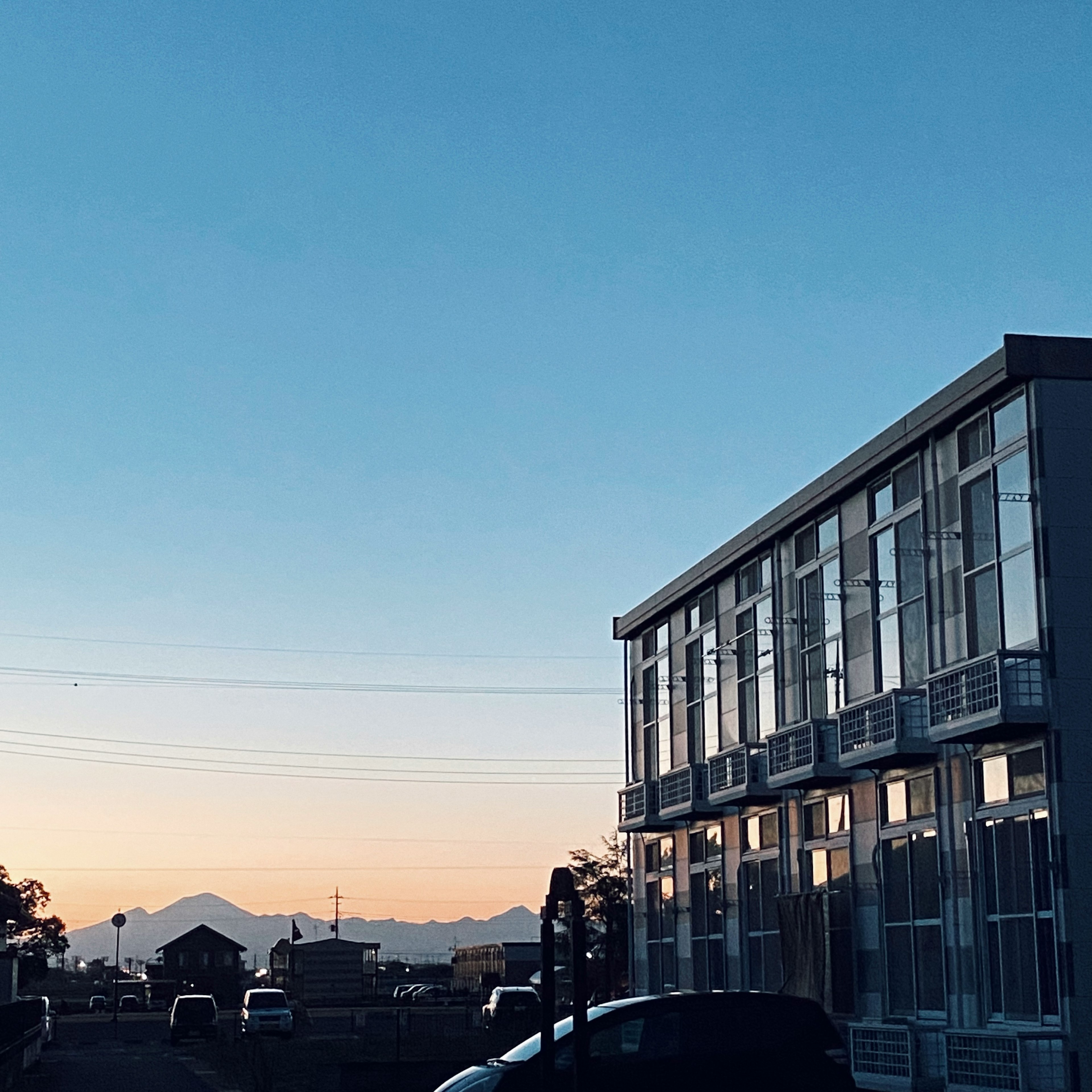 夕焼けの空を背景にしたモダンな建物