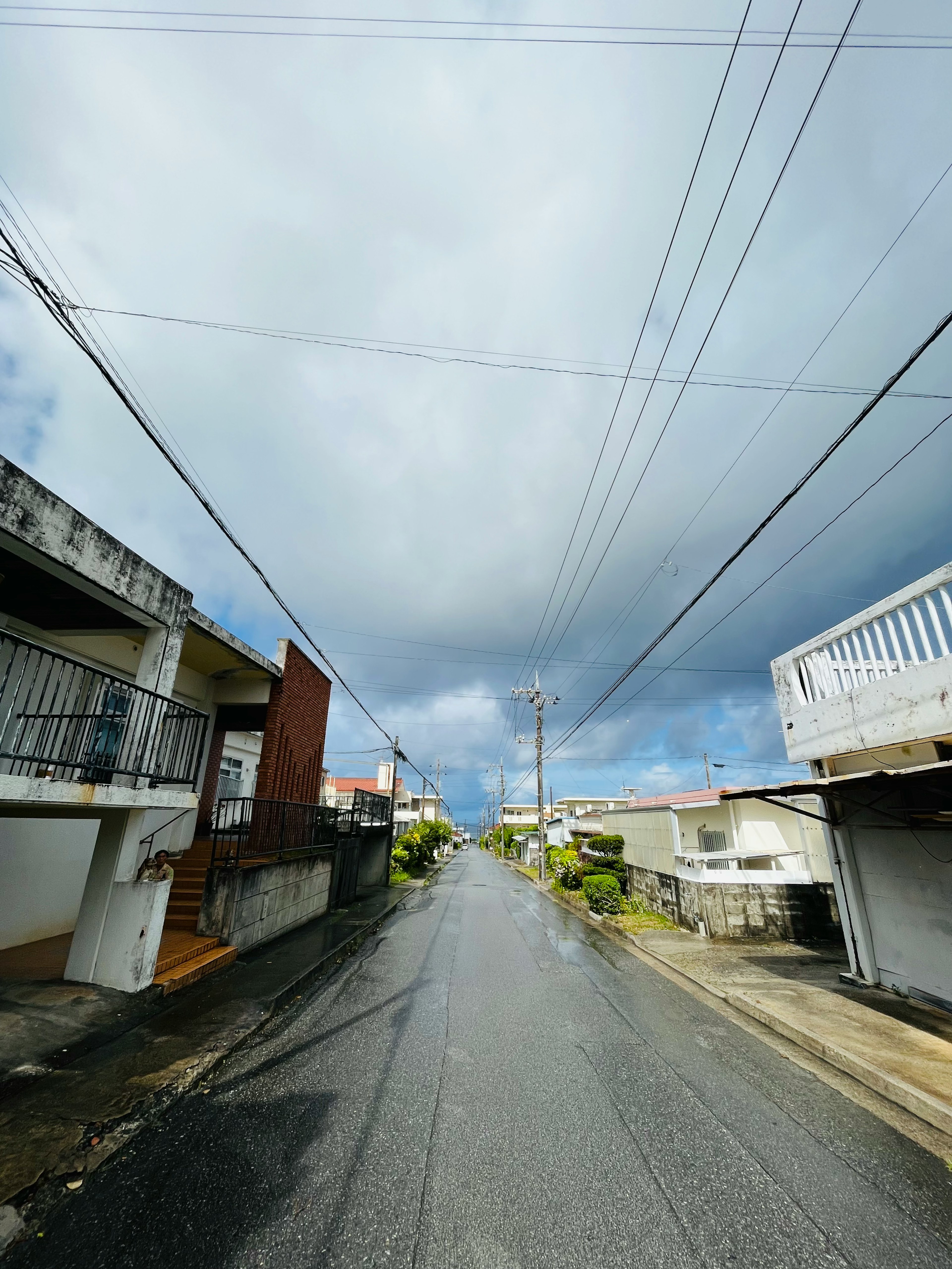 雨後寧靜的住宅街道和陰暗的雲