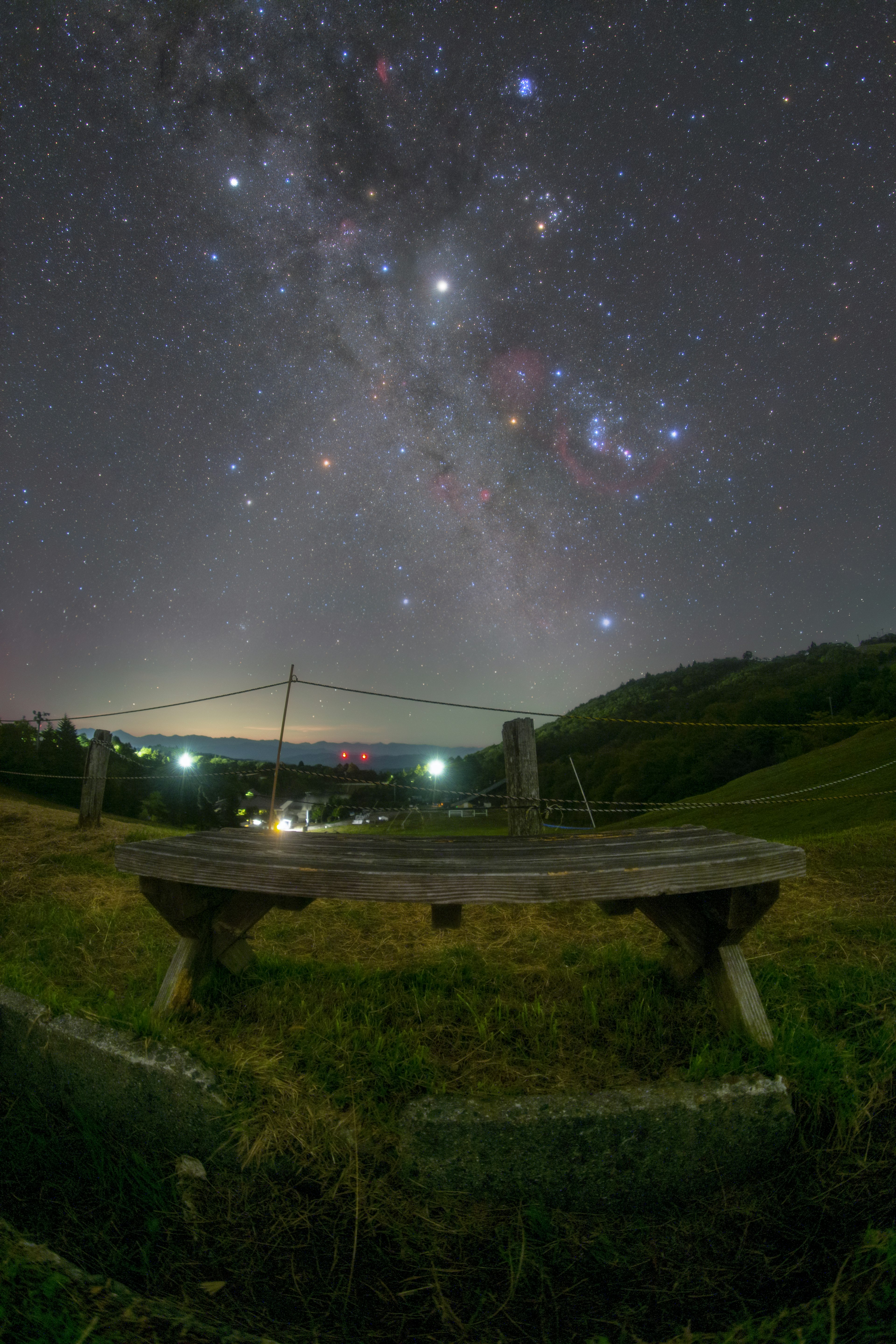 星空の下にある木製ベンチと美しい天の川