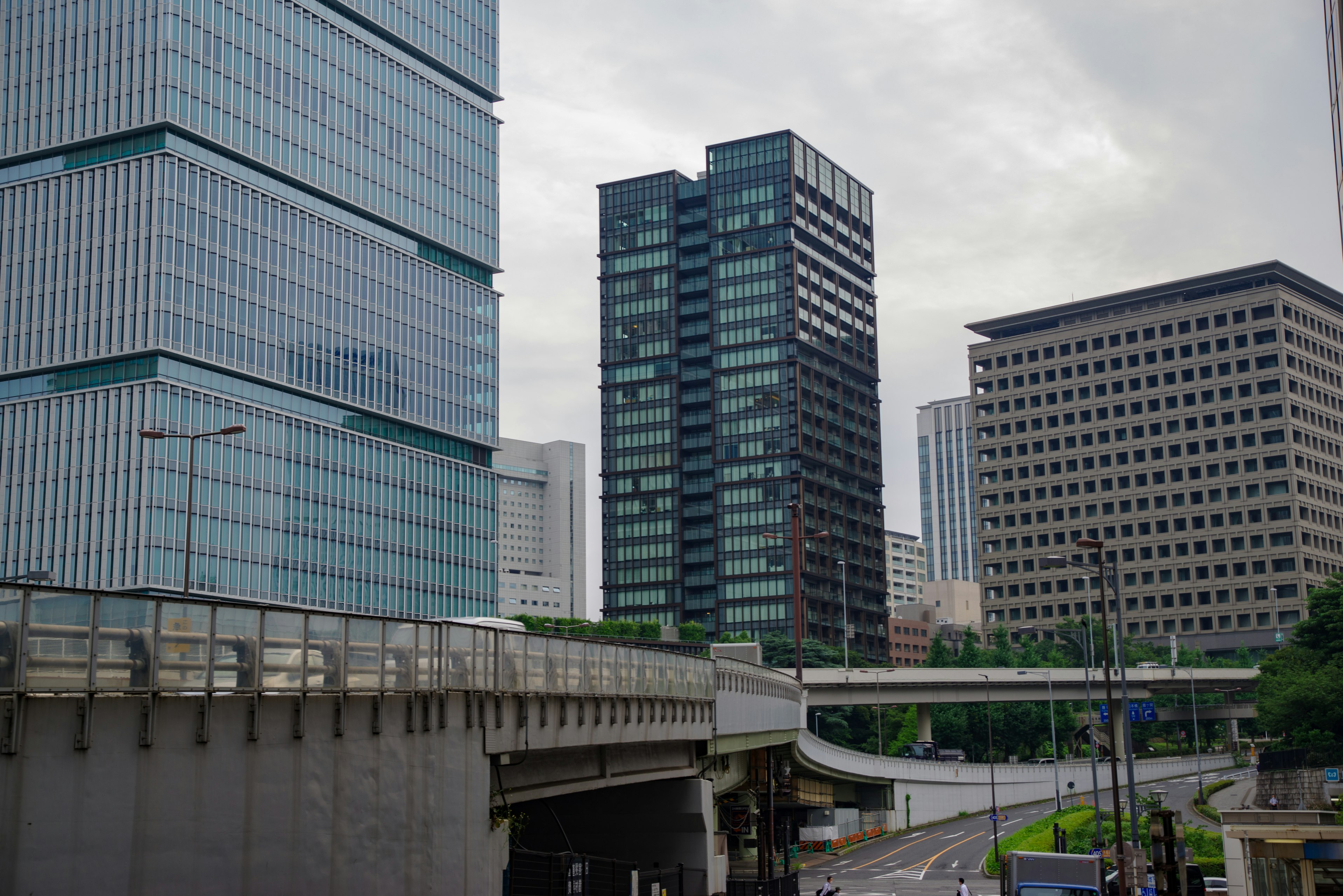 Garis cakrawala modern dengan gedung kaca dan langit mendung