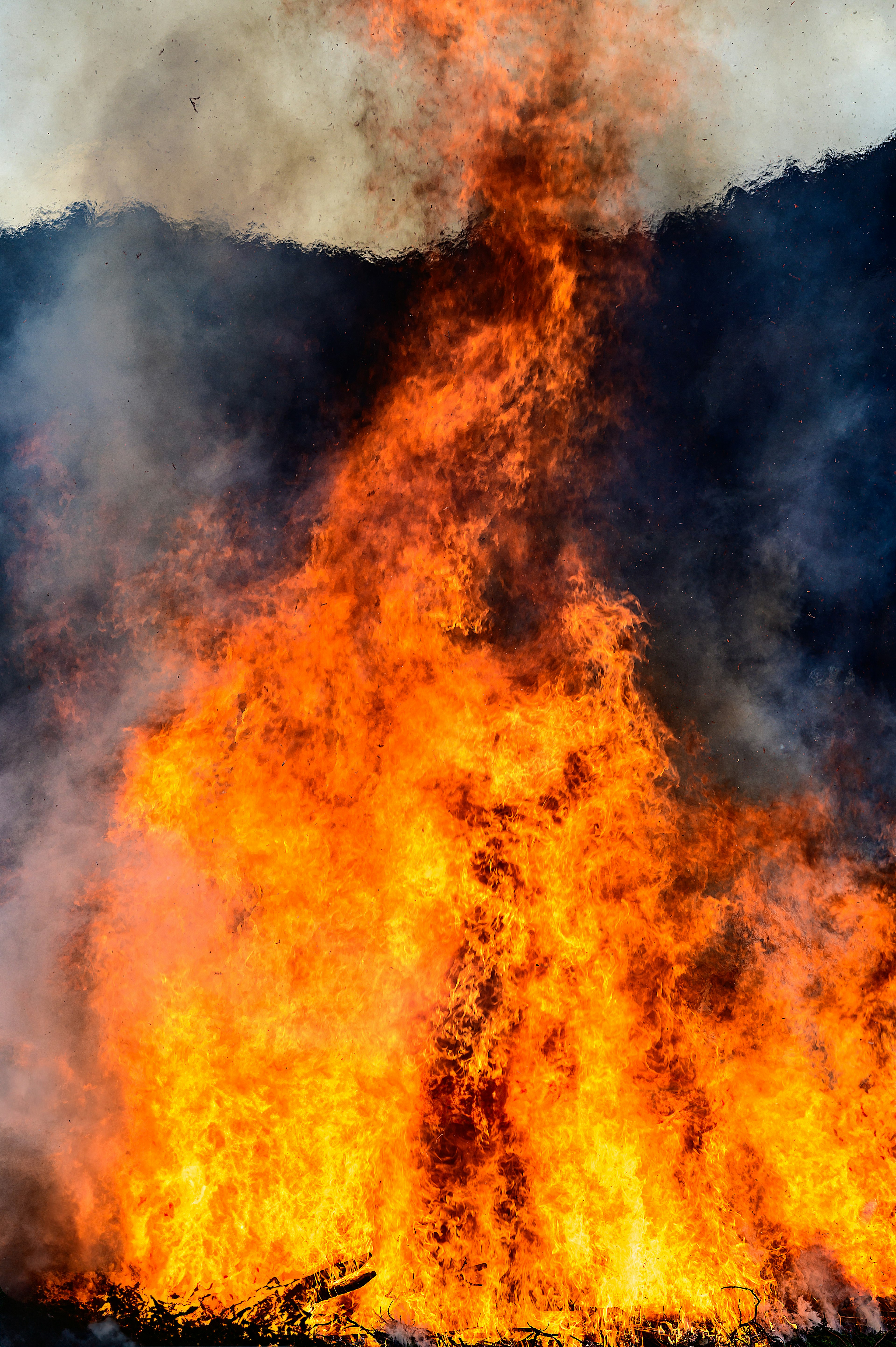 Intensive Flammen steigen mit Rauch im Hintergrund