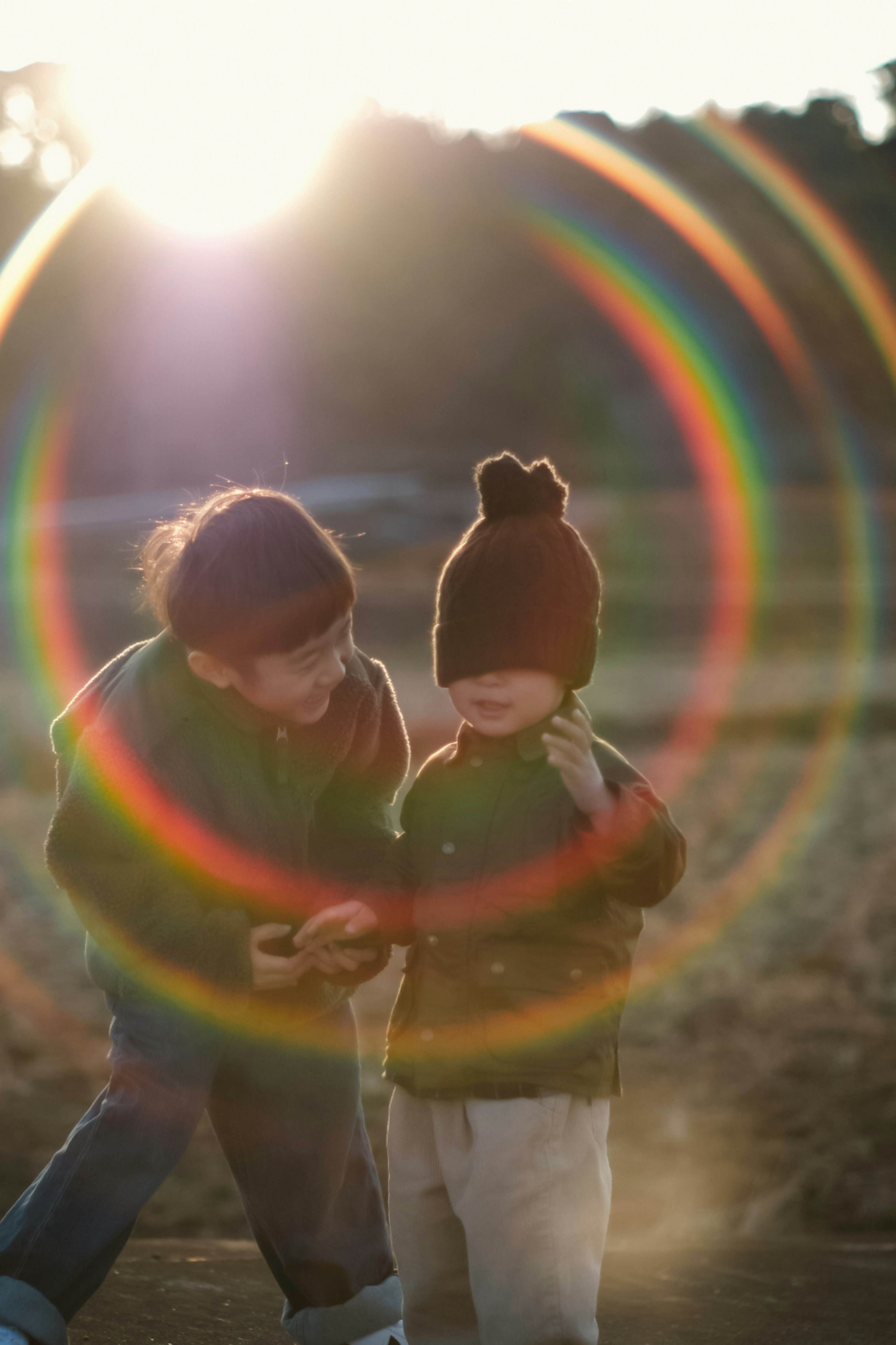 Kinder spielen umgeben von bunten Lichtkreisen