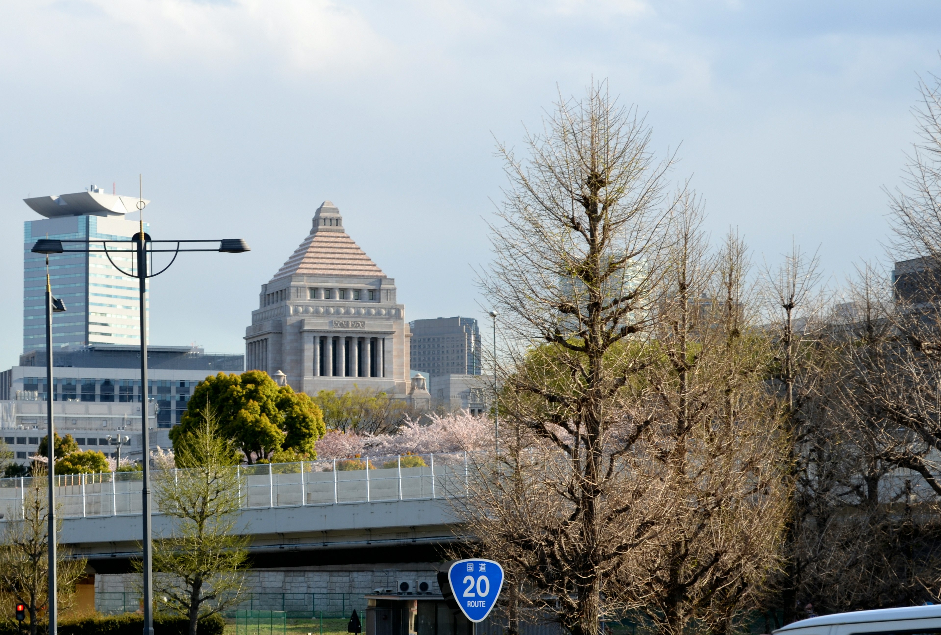 Pemandangan gedung diet nasional dengan pohon sakura