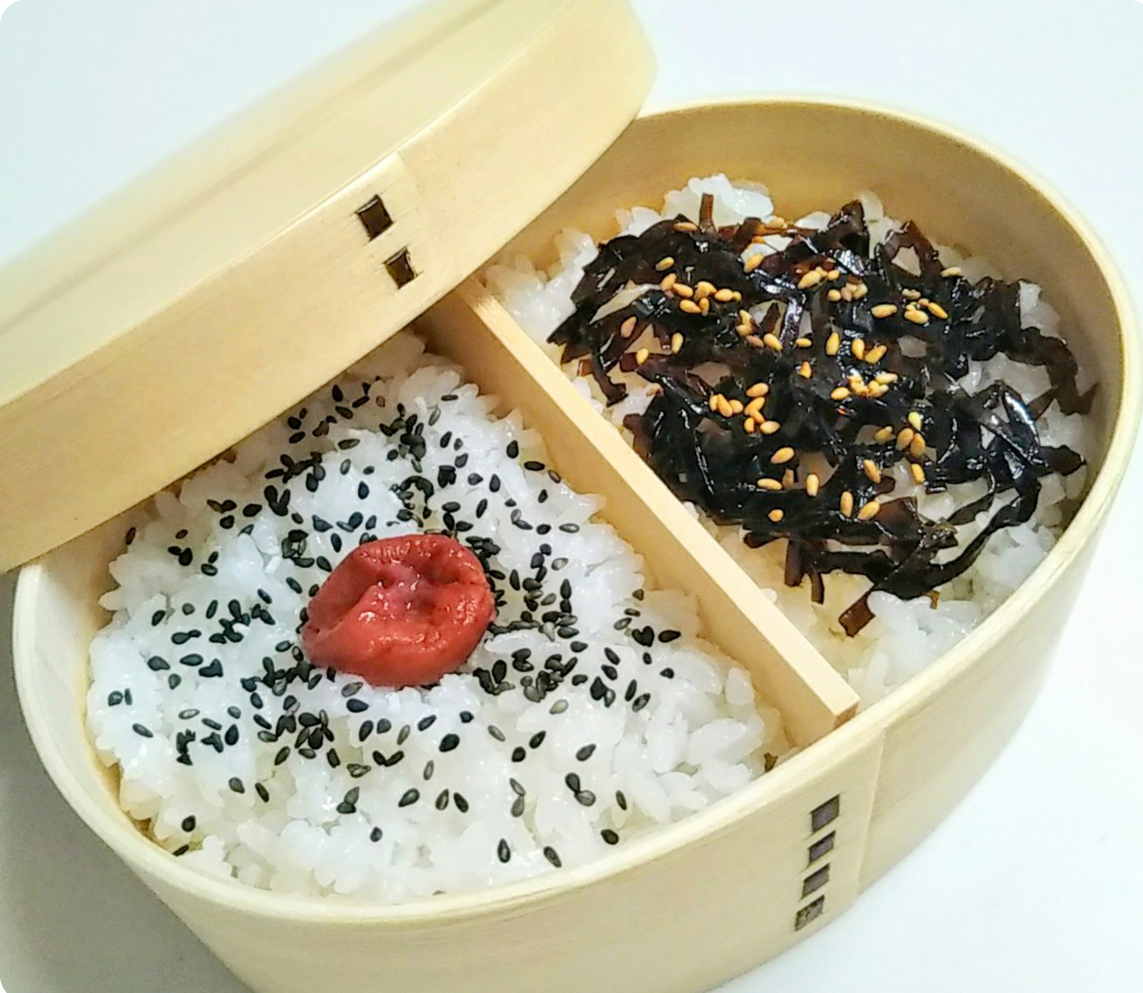 Bento con arroz blanco, sésamo negro y nori