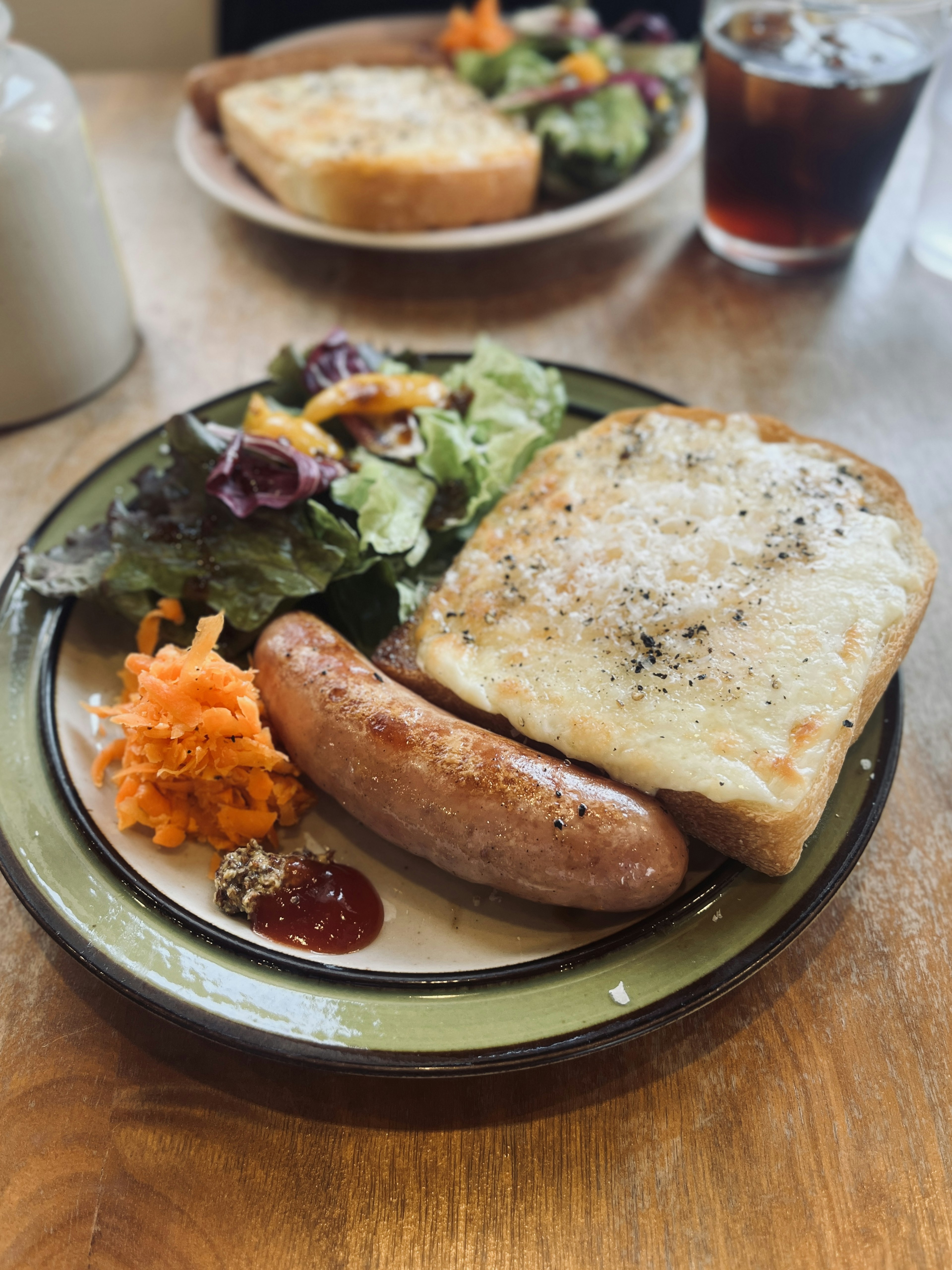 Piring roti panggang dengan salad dan sosis