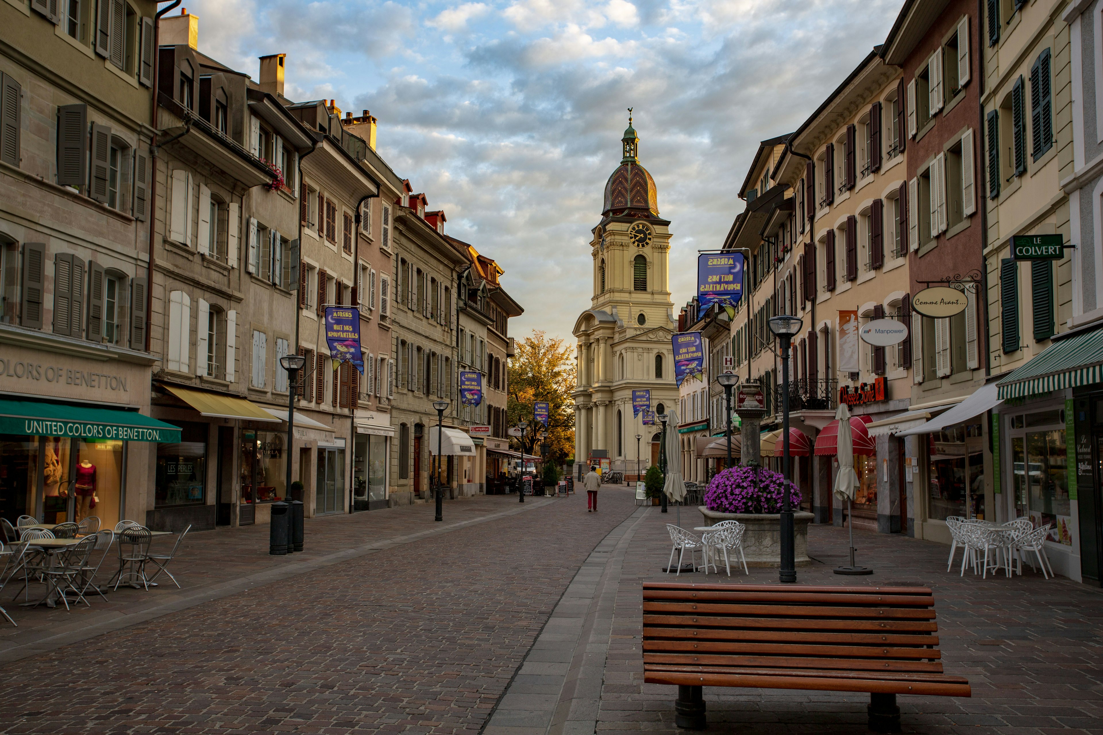 Vue pittoresque d'une rue avec des bâtiments historiques et une église